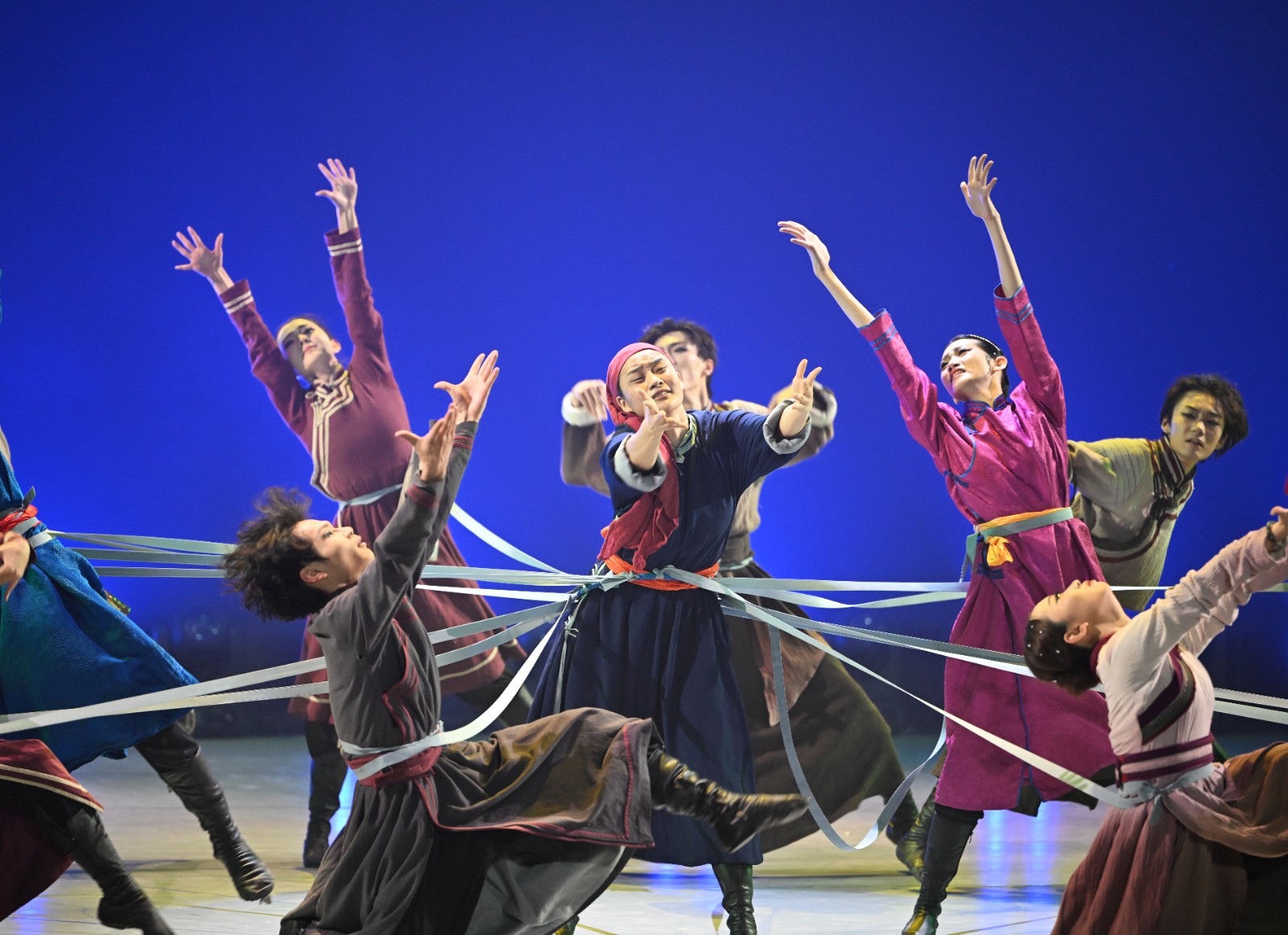 草原母亲与孩子们即将分离，难舍难分。记者(6178138)-20251229170233