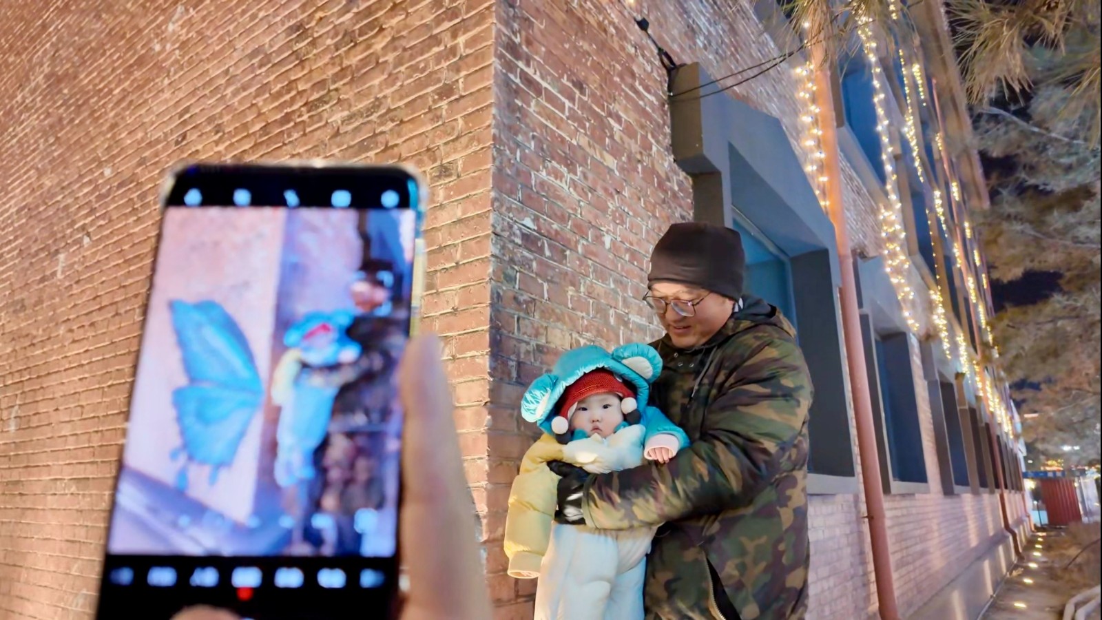 在街边宝宝和爸爸一起拍摄立体照片(6213013)-20260104094208