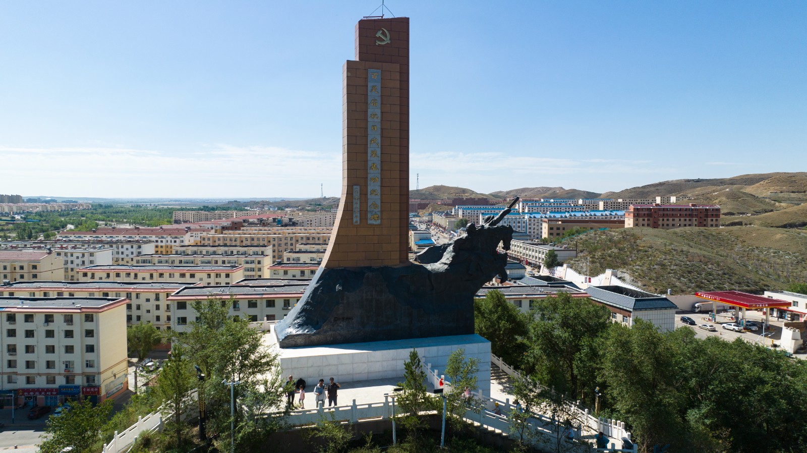 达茂旗百灵庙武装暴动纪念碑。记者