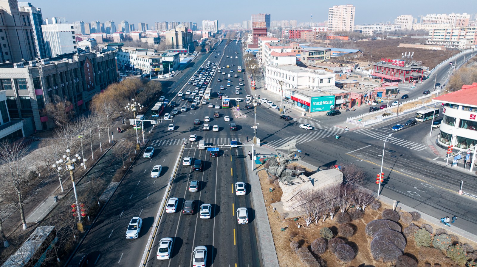 东河区的西口雄风雕塑与畅通的交通路网相映(6487287)-20260214111338