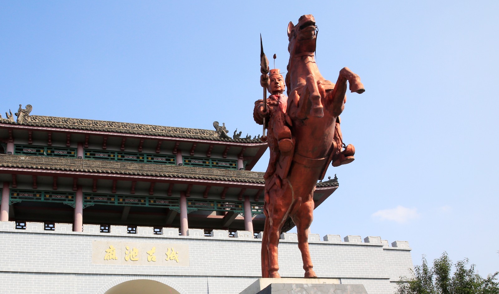 麻池古城前骑着赤兔马的吕布雕塑。记者