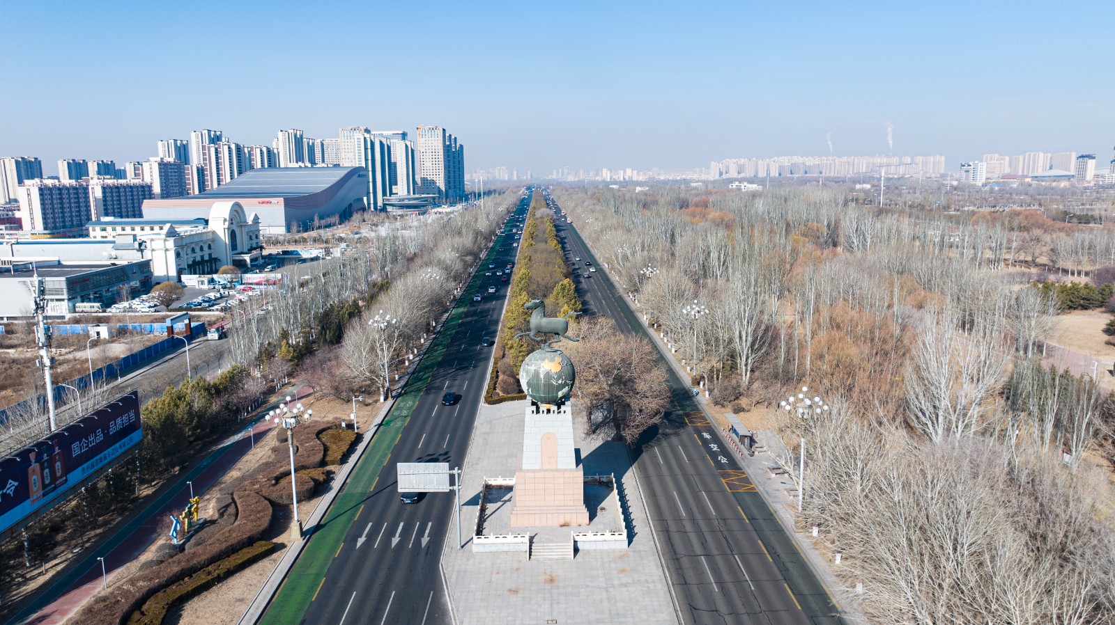 建设路上,“马踏飞燕”雕塑。记者