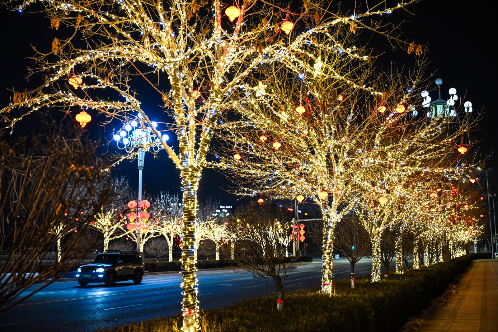 街道上流光溢彩。记者