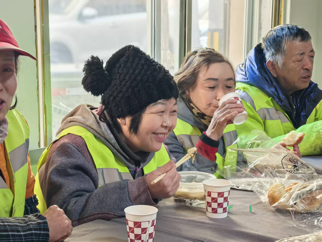 (新春走基层)驿站里的团圆饭(分离图)环(6541710)-20260302094025