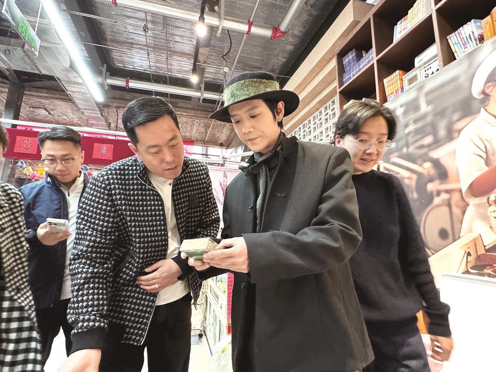 郭聪明参观文创产品。