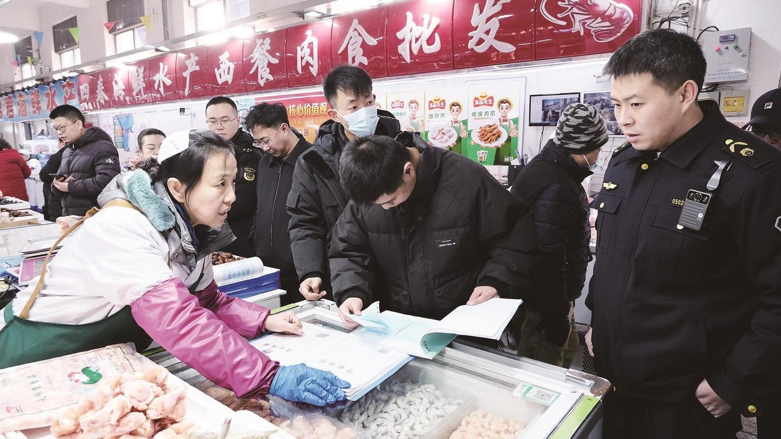 计量检查人员在农贸市场检查。