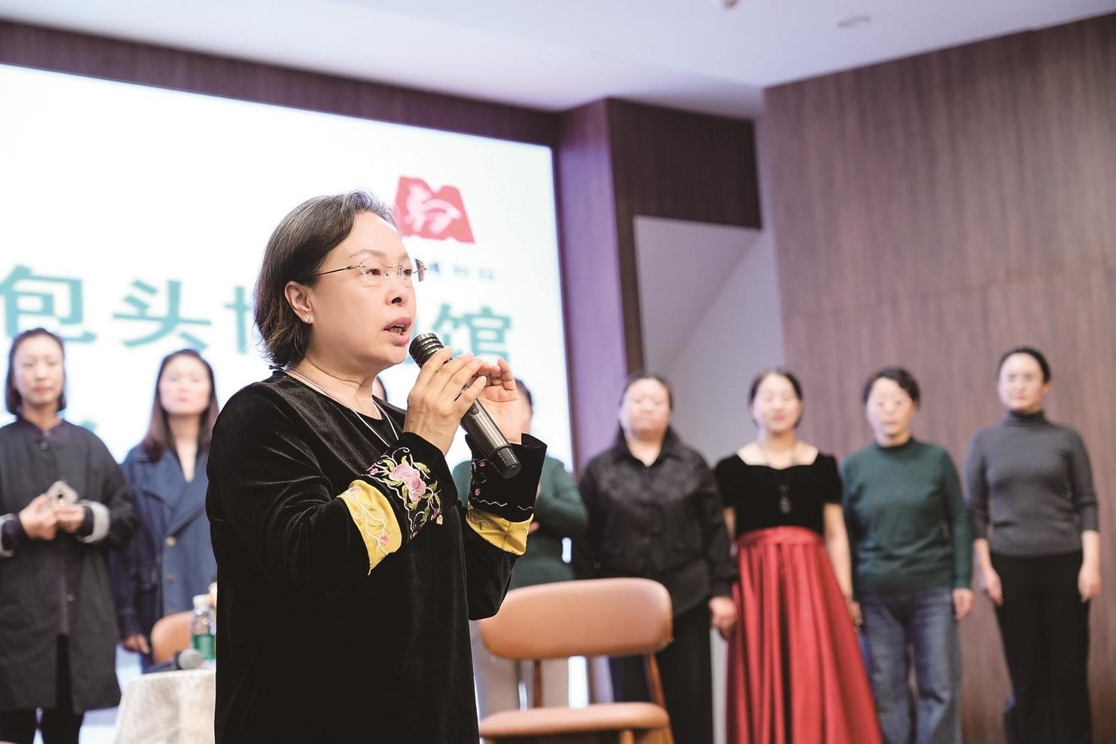 伏庆元给小青马合唱团做艺术指导。