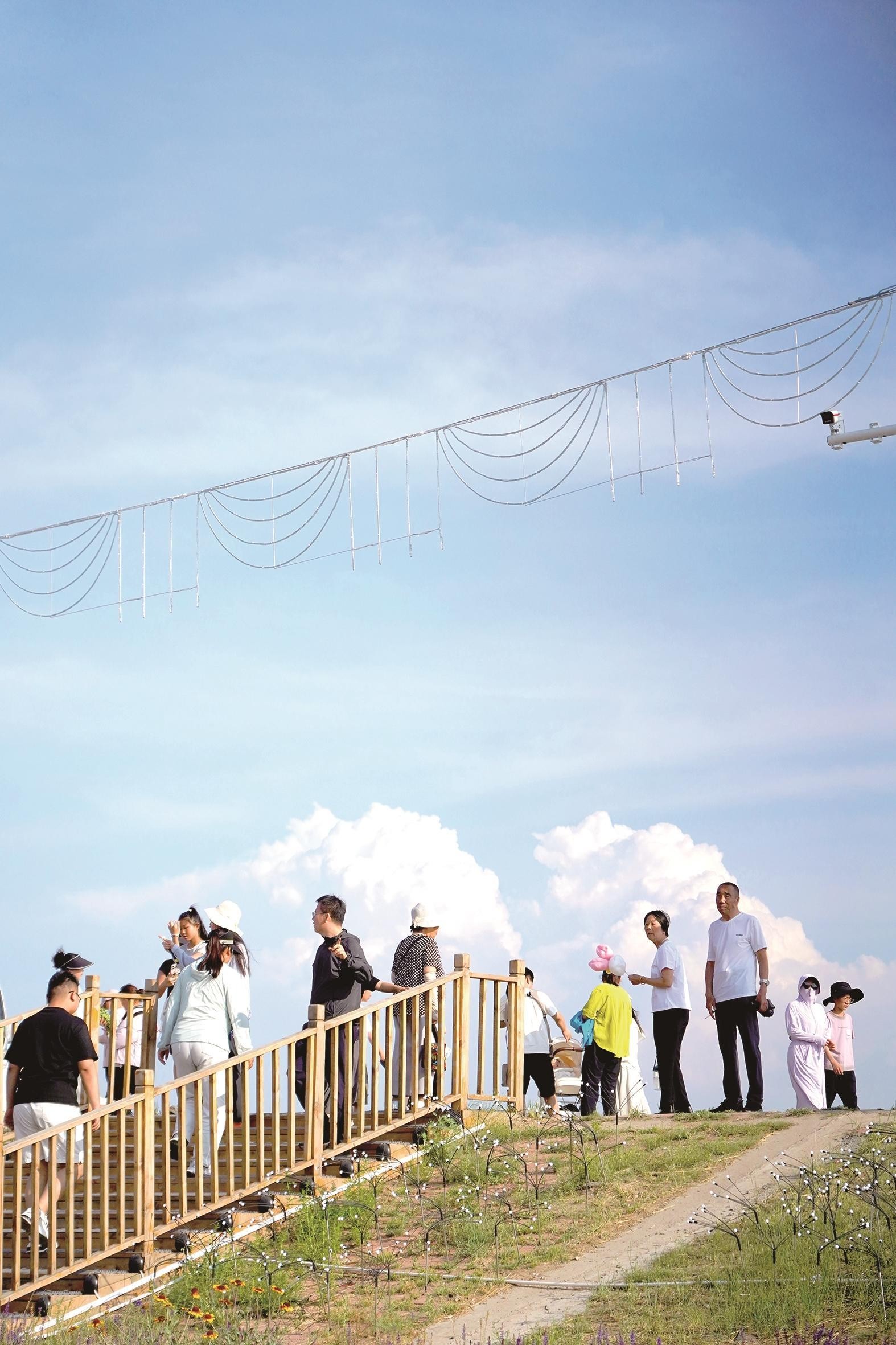 蓝天下市民开心游玩。