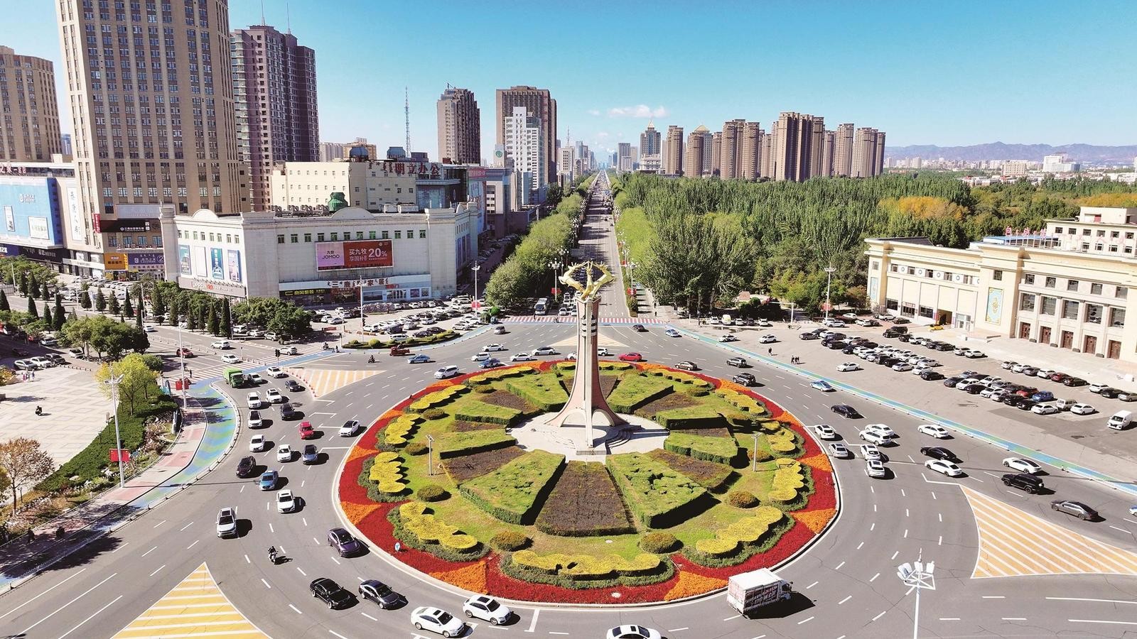 蓝天下的市区。