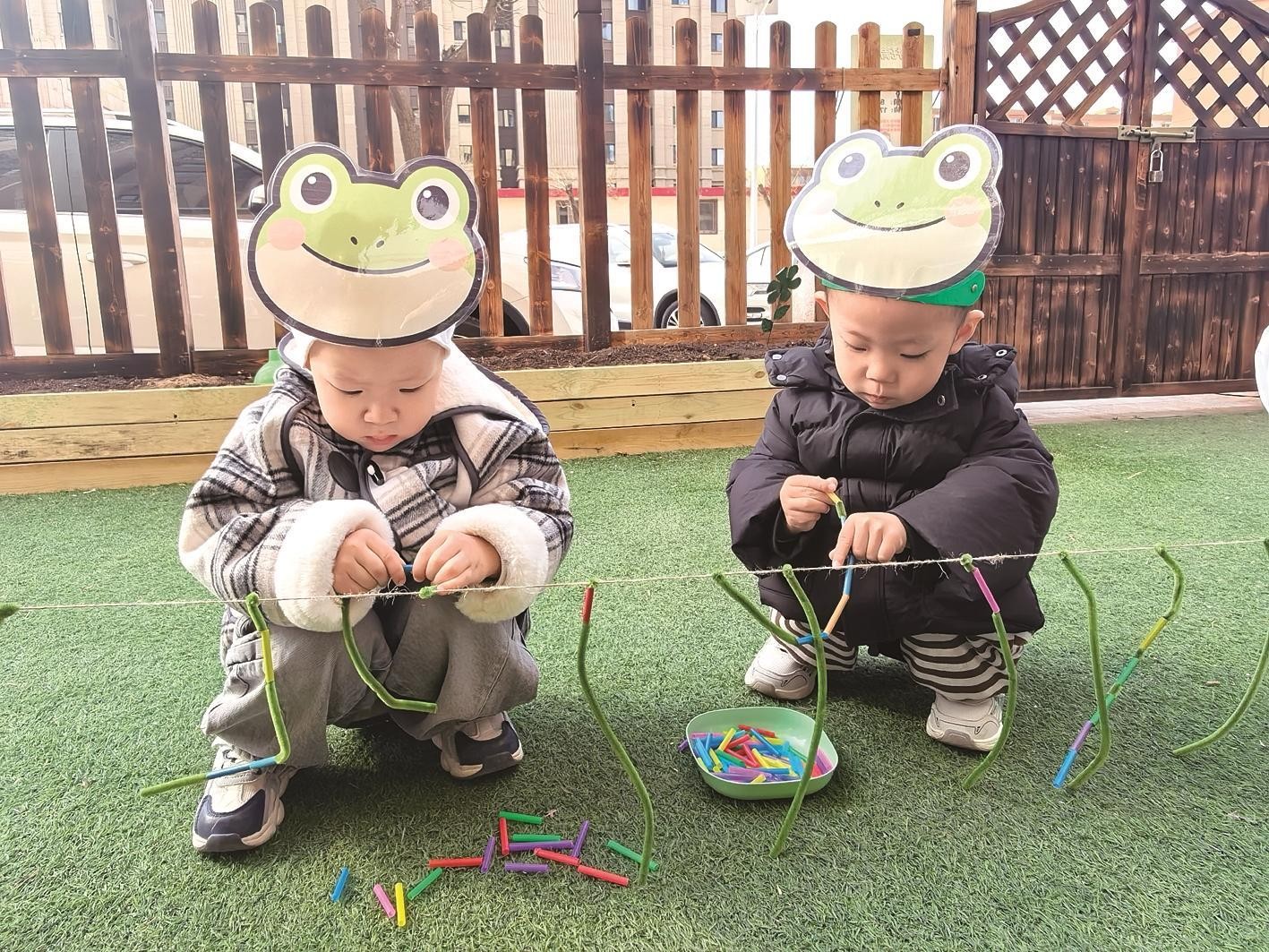 幼儿在户外玩耍。