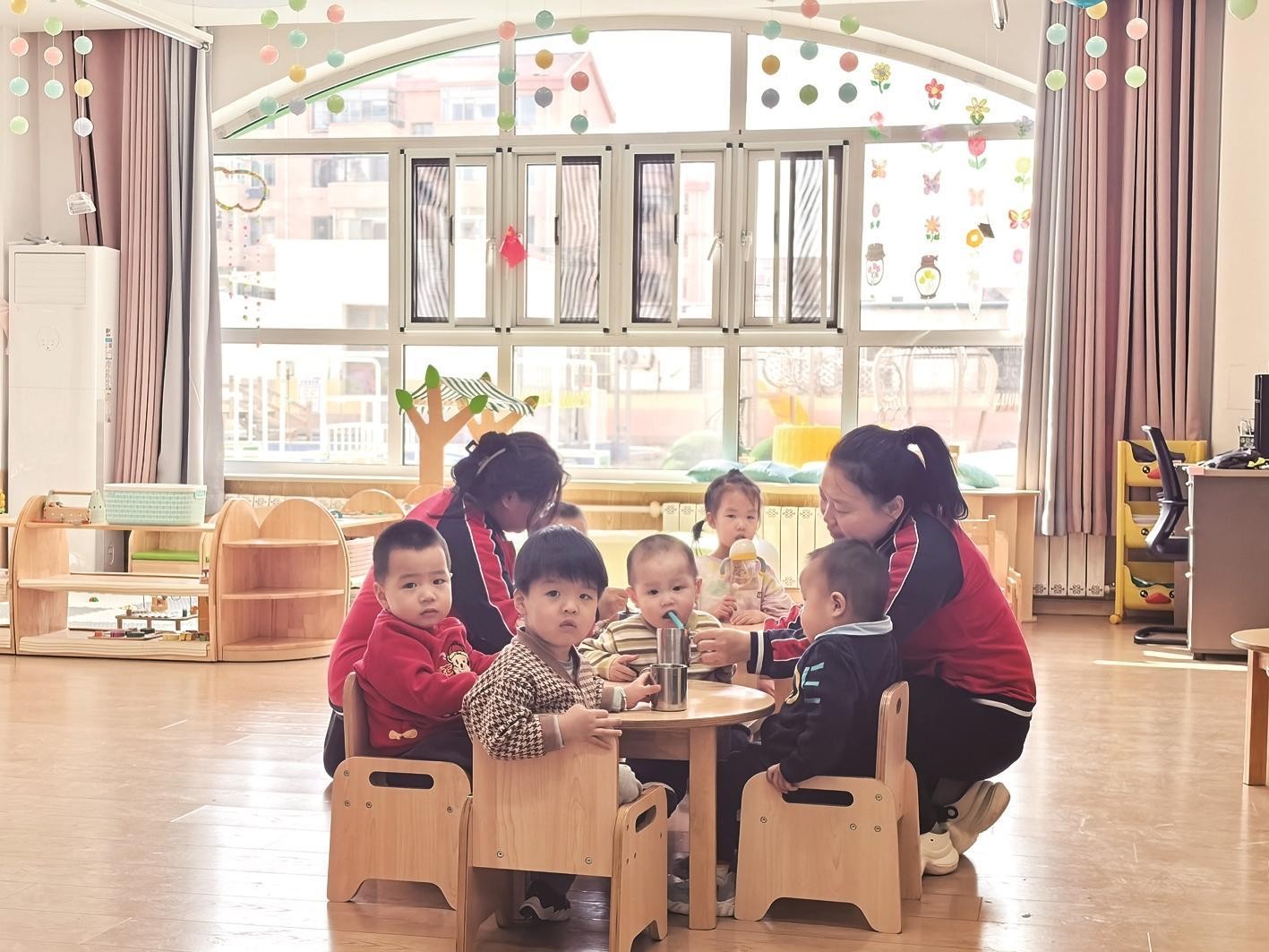 老师悉心照顾托小班的孩子们。