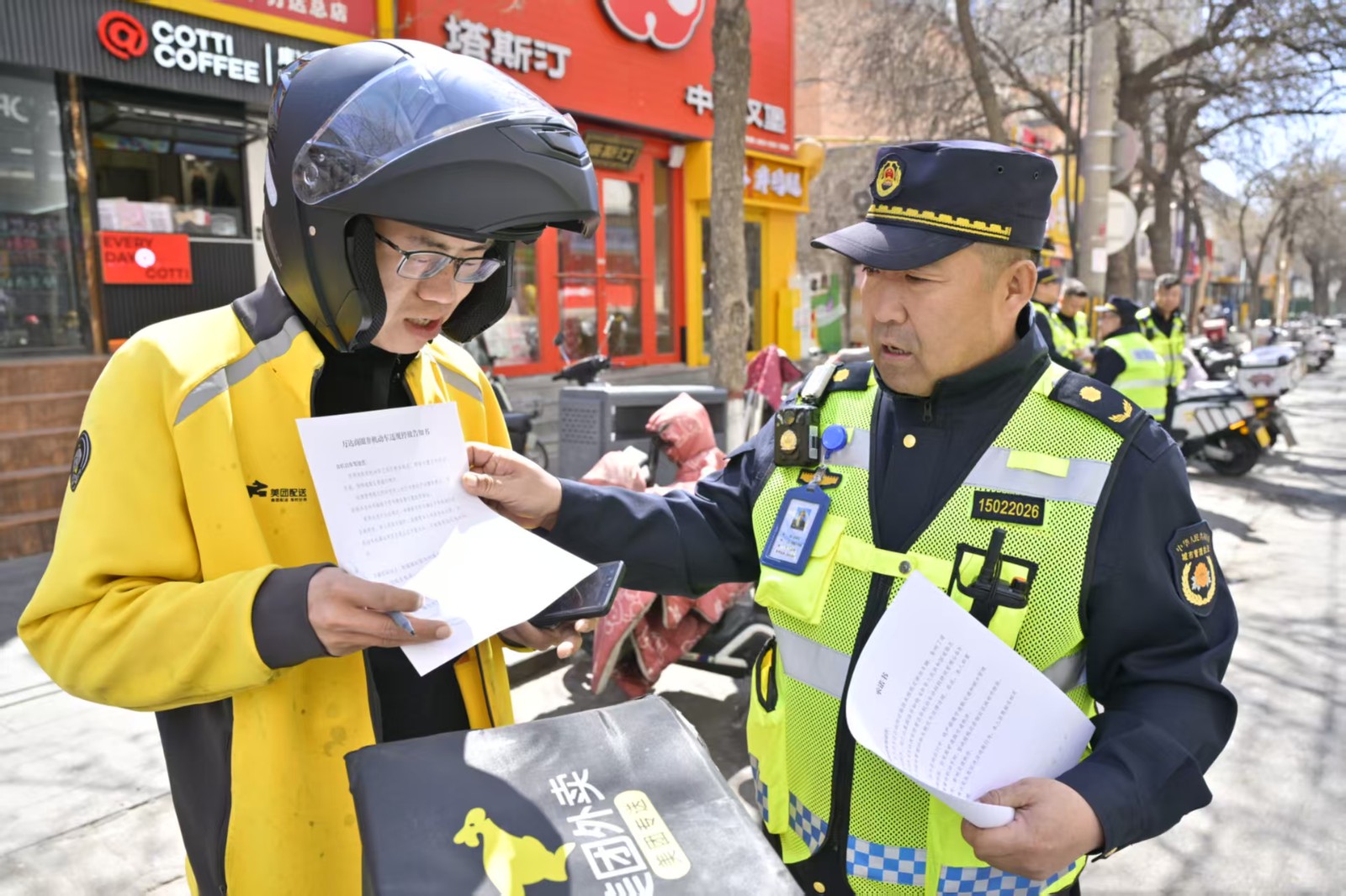 （配图）万达周边整治非机动车停放秩序(6791278)-20260409171426