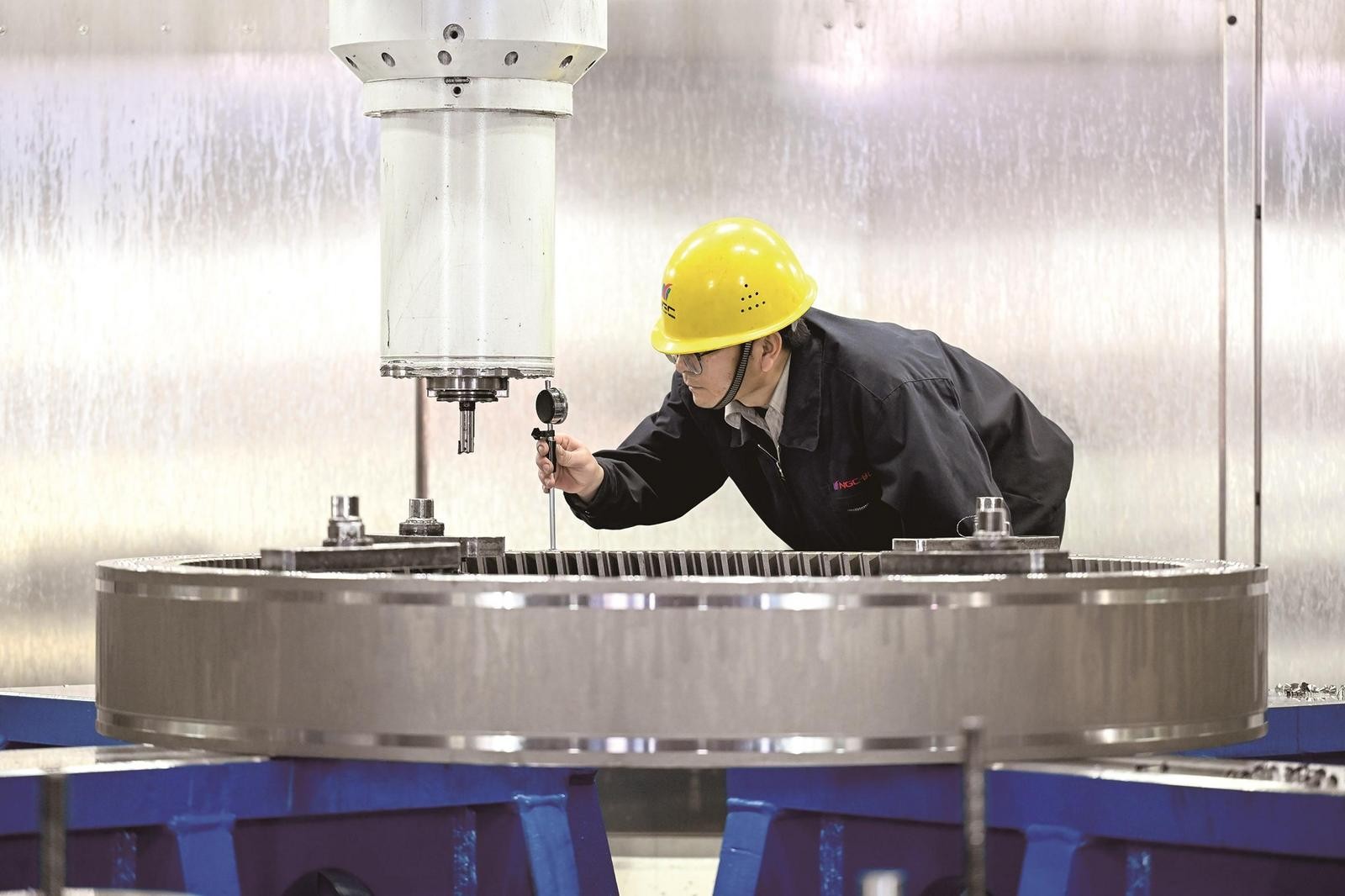 南高齿（包头）传动设备有限公司内，工人在测量齿轮精度。