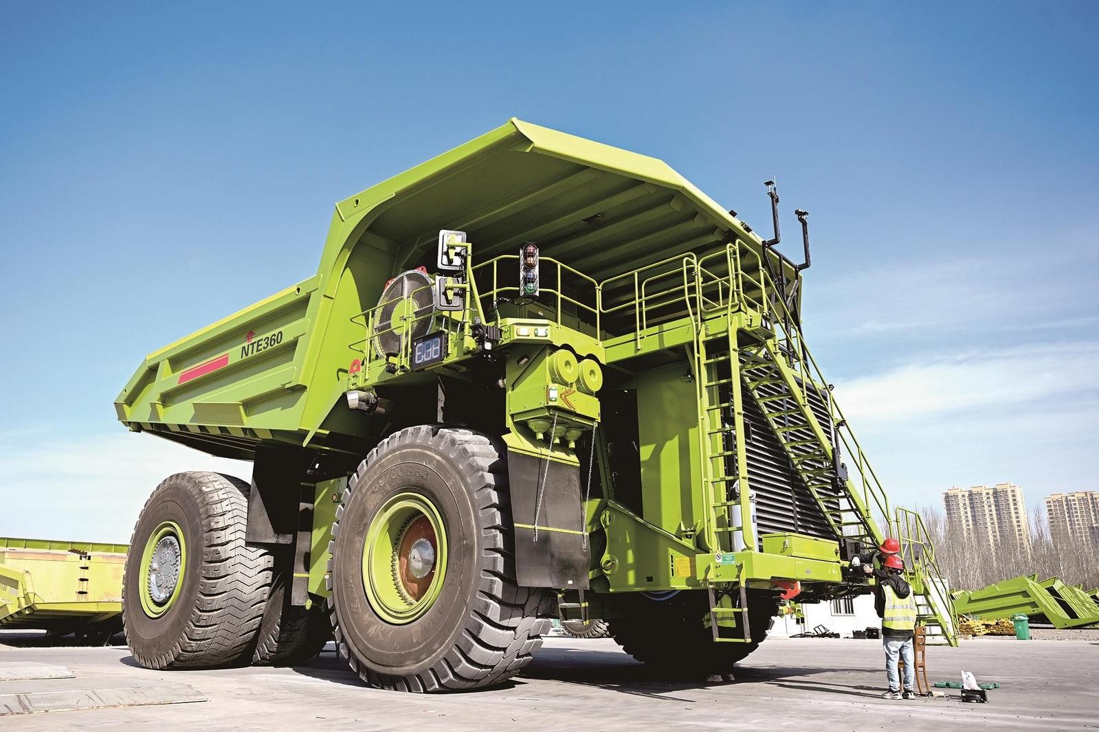 工人在内蒙古北方重型汽车股份有限公司调试矿卡设备。