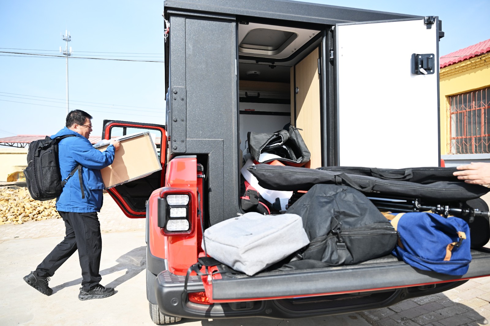 任俊带着各式装备为村民拍摄肖像照。记者