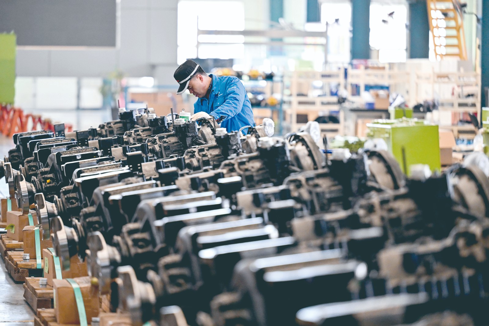 内蒙古北方重型汽车股份有限公司内，工人在工作。