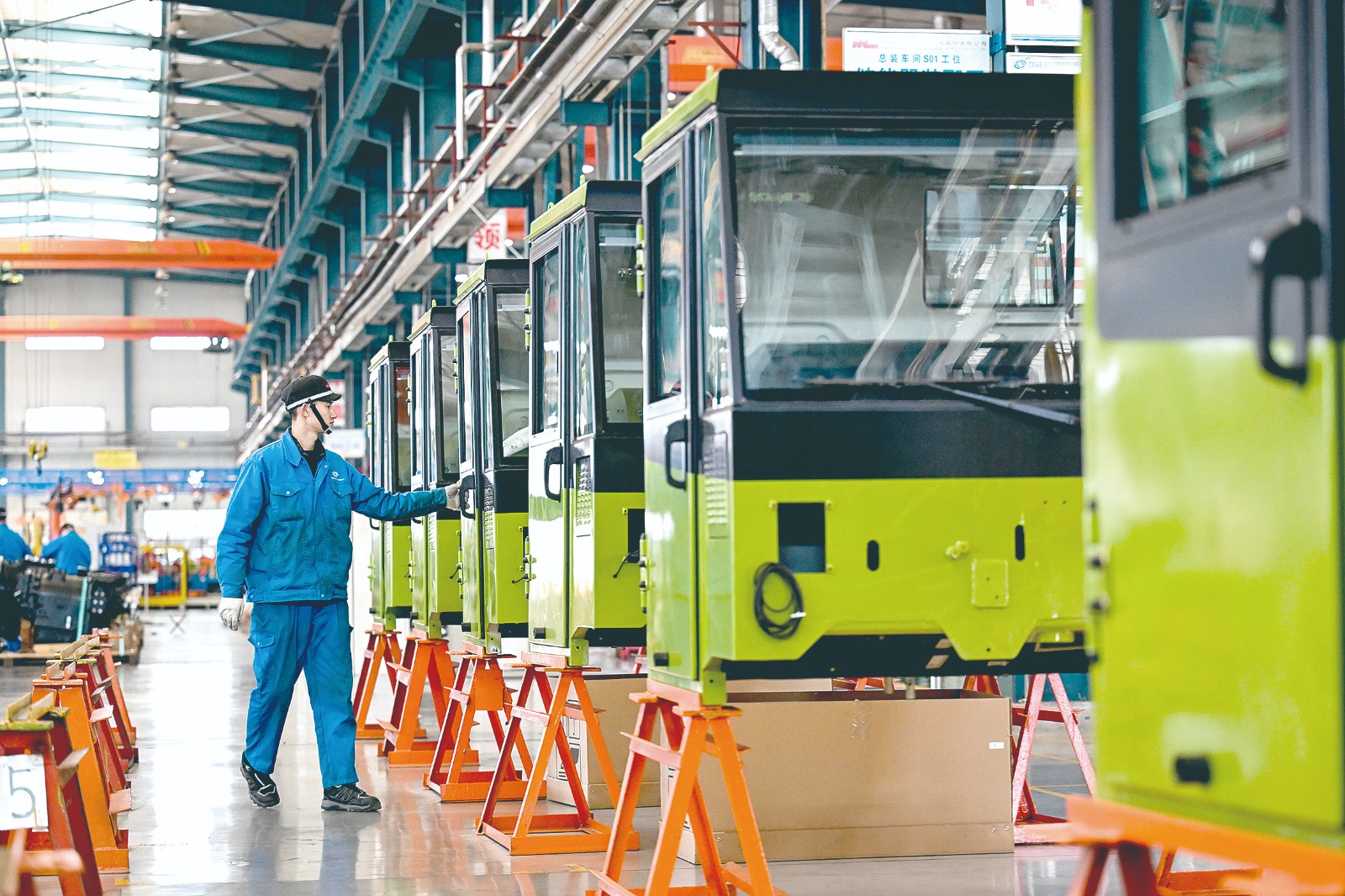 内蒙古北方重型汽车股份有限公司内，工人在查看矿卡驾驶室。