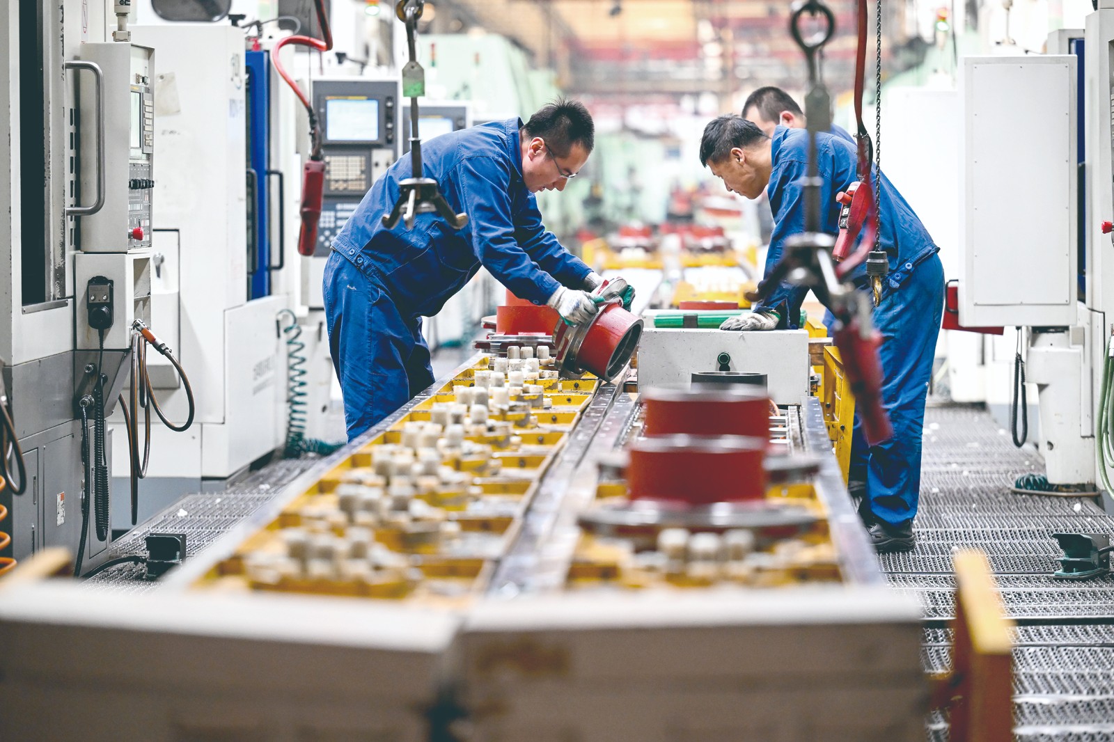 包头北奔重汽桥箱有限公司内，工人加在工轮毂。