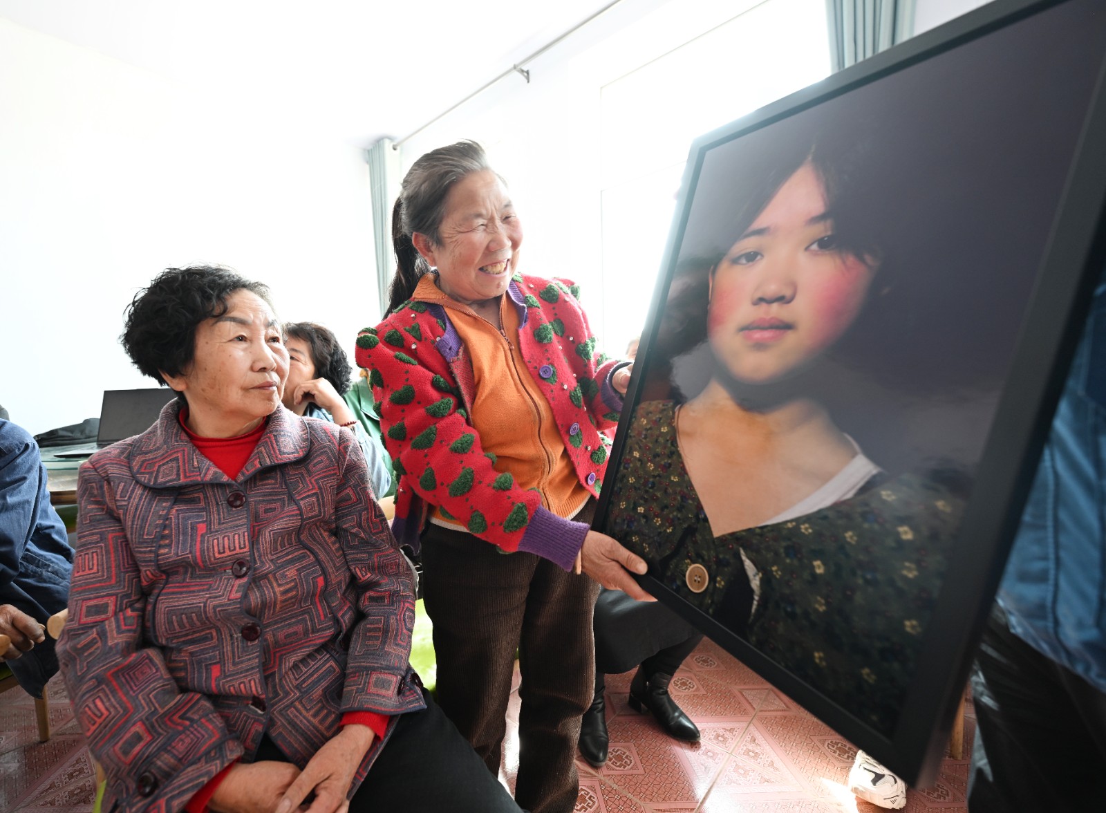 当村民看到村里孩子的照片时，赞叹声不断。(6819382)-20260414164629