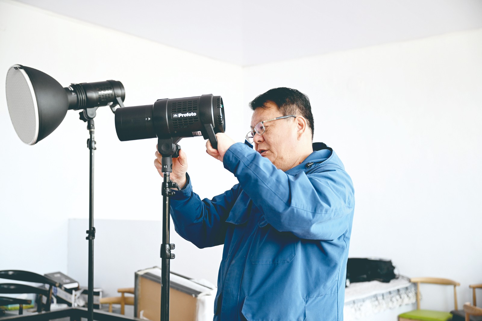 布置灯光。记者