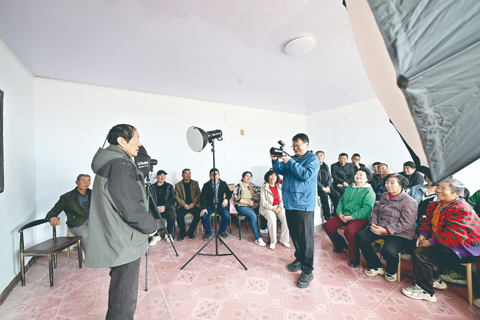 拍摄地点选在在一间空的屋子里,虽然简单,(6819377)-20260415092258