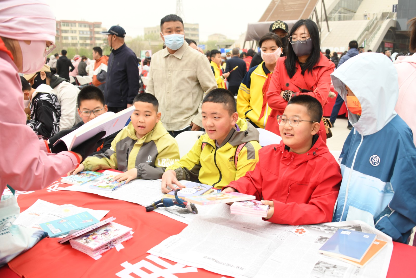 书香市集图书漂流交换活动现场。记者