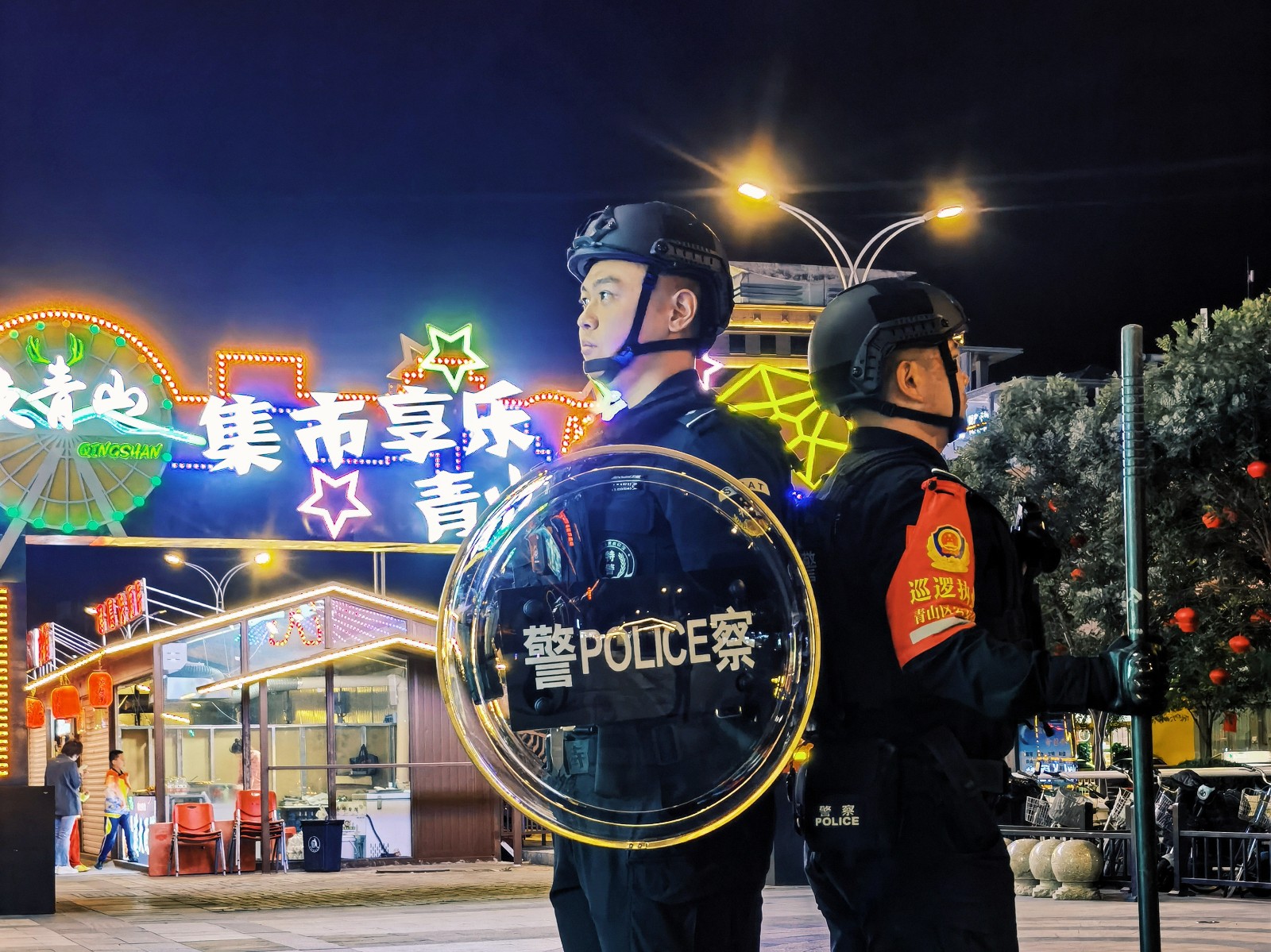 特警在景区武装巡逻