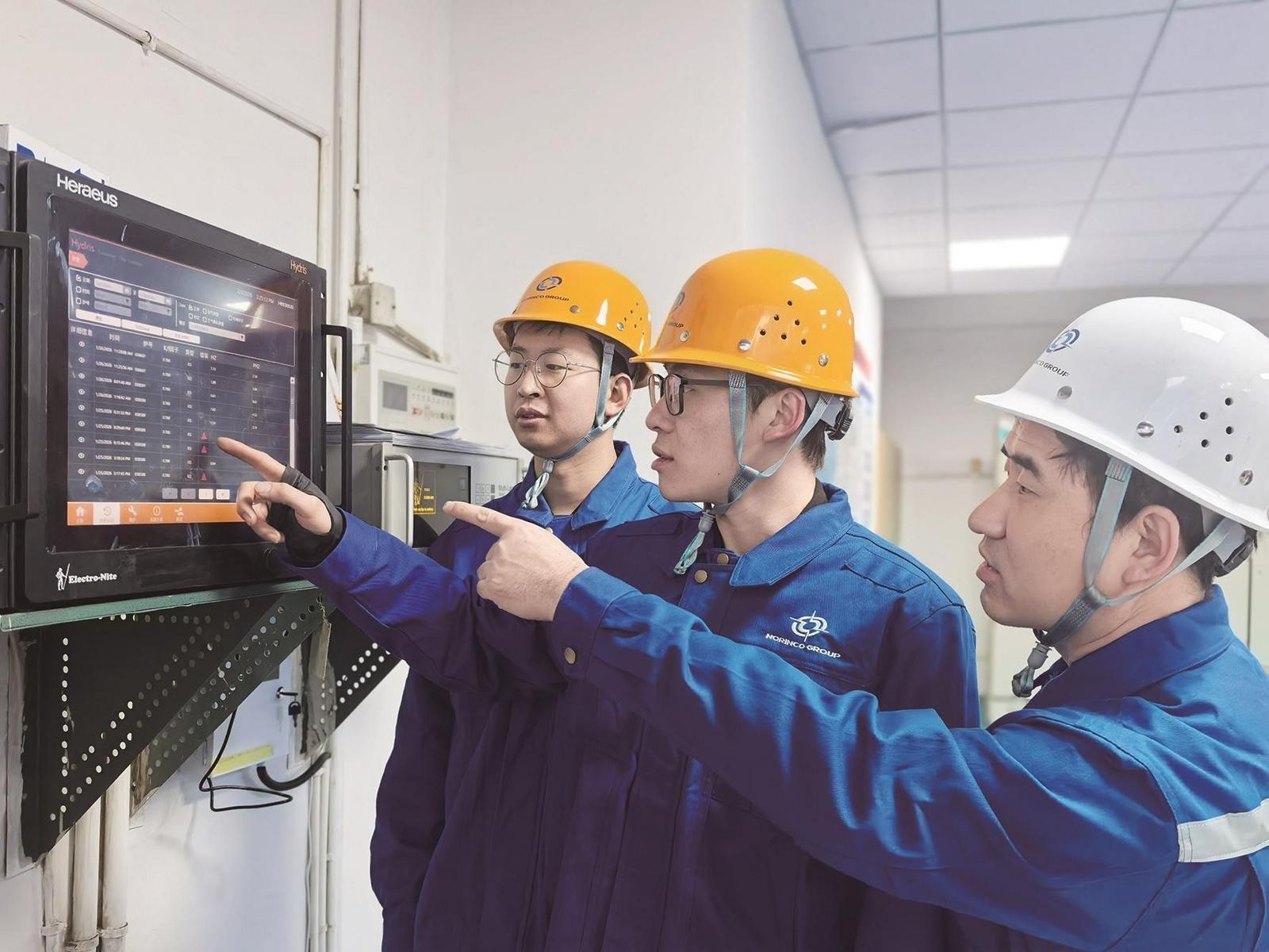 内蒙古北方重工业集团特钢事业部101车间的一线骨干开展技术研讨。