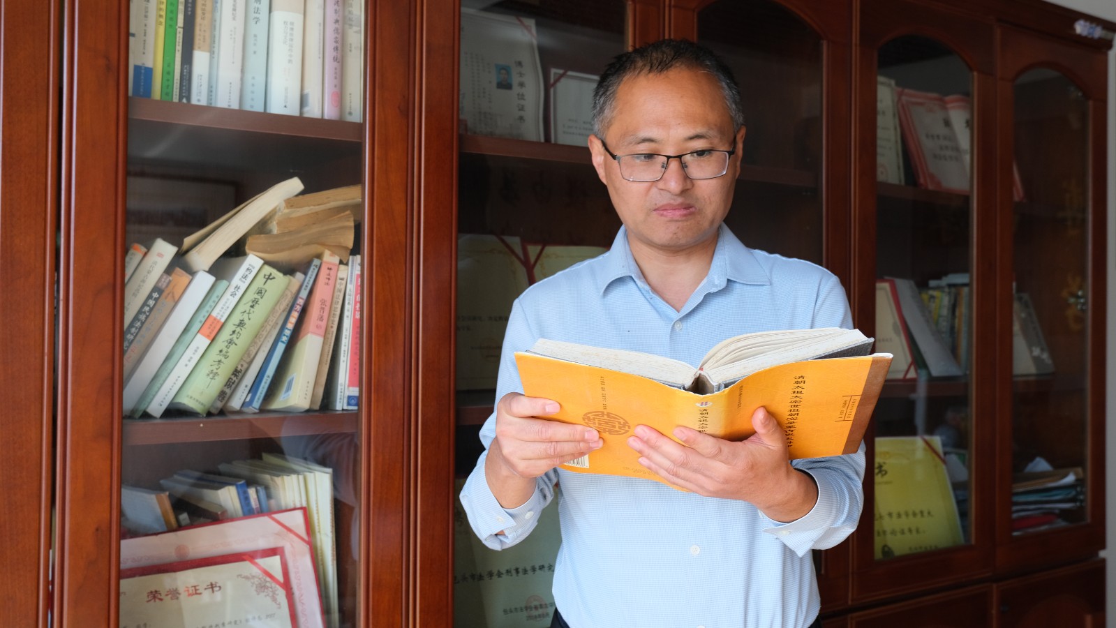 张万军教授在办公室