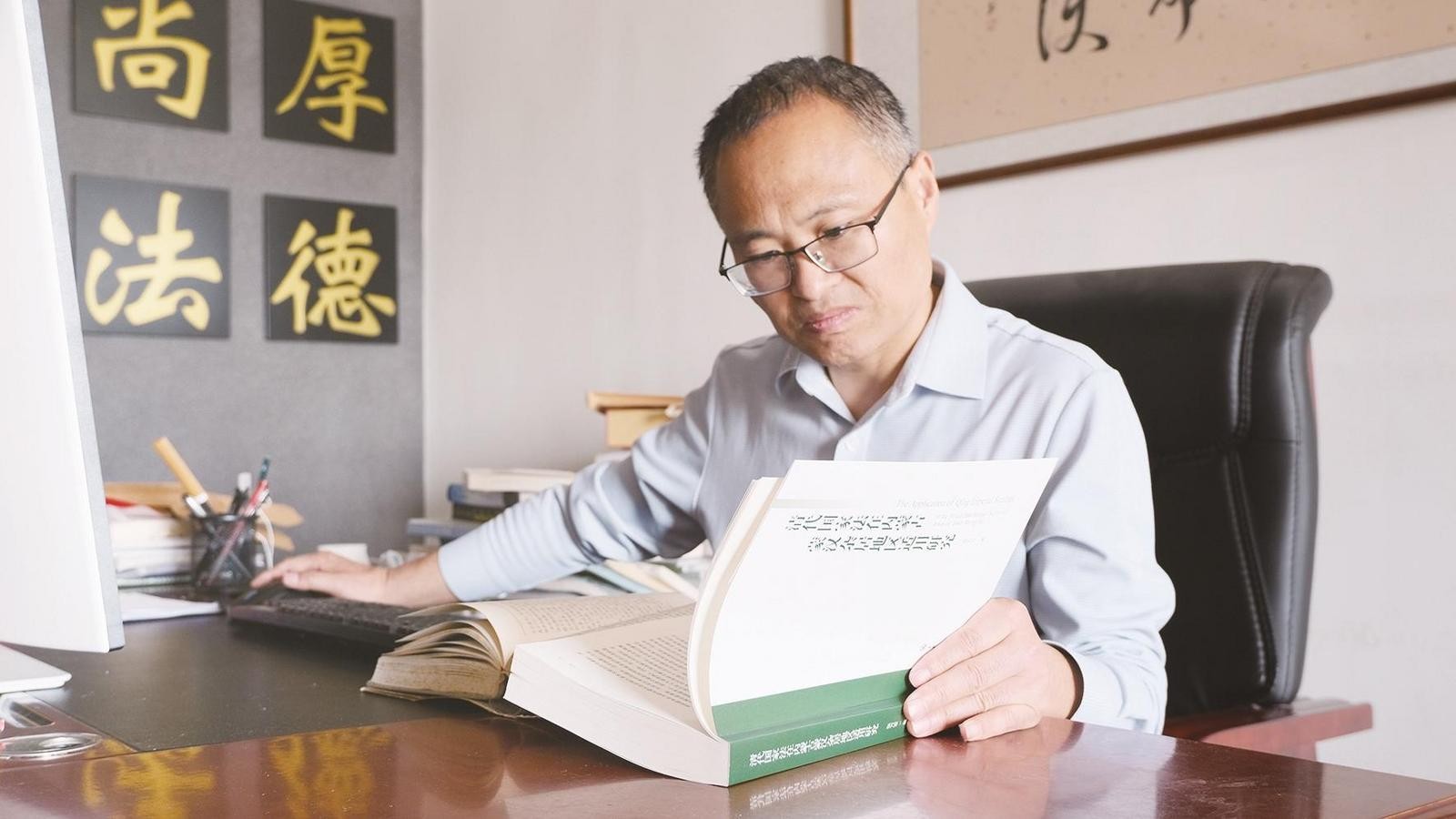 张万军教授在工作中