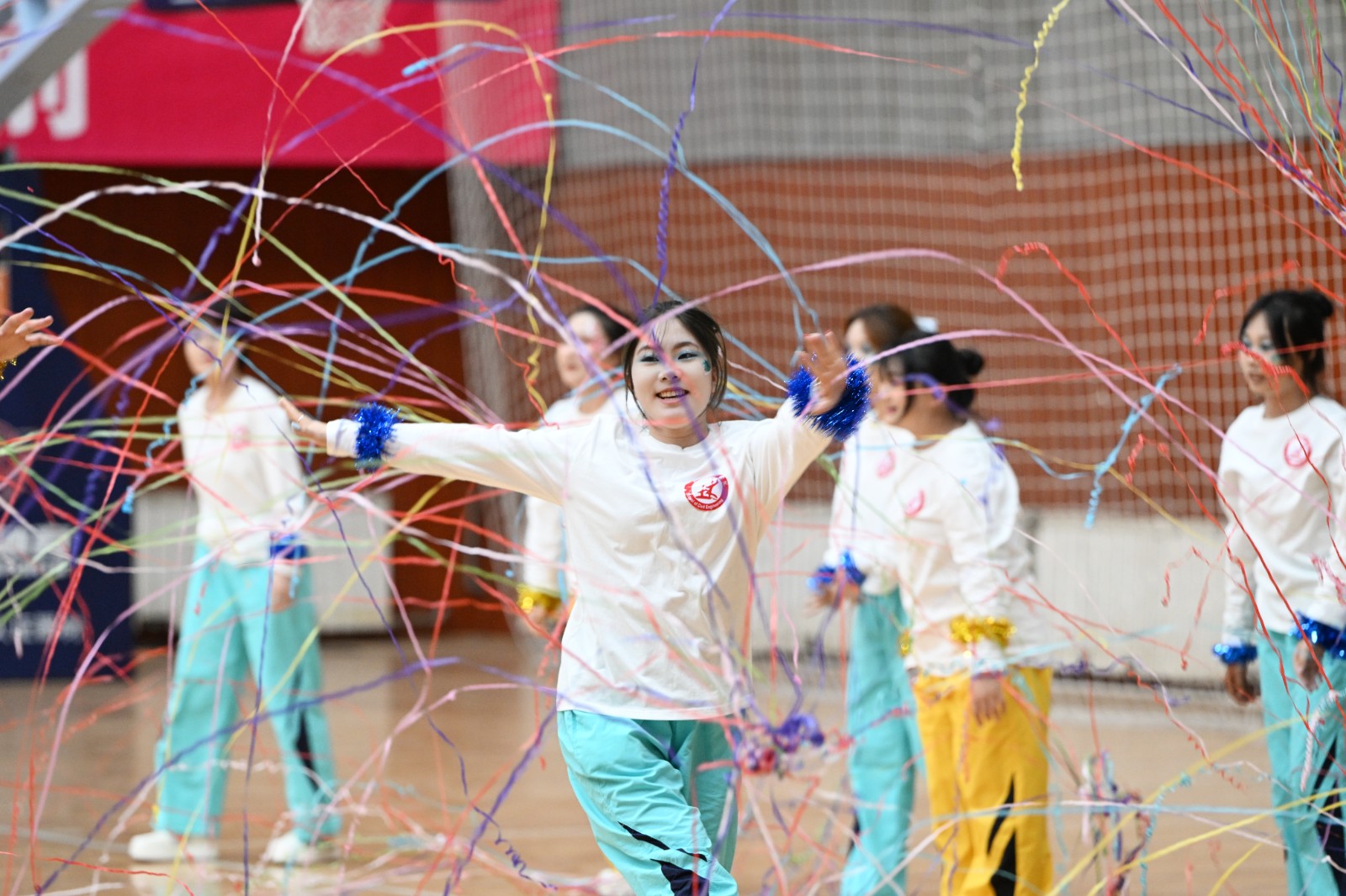 彩带飞扬间，一位大学生享受其中。记者