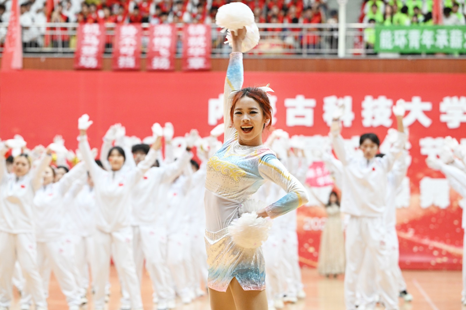 自信、阳光，充满朝气的大学生们。记者