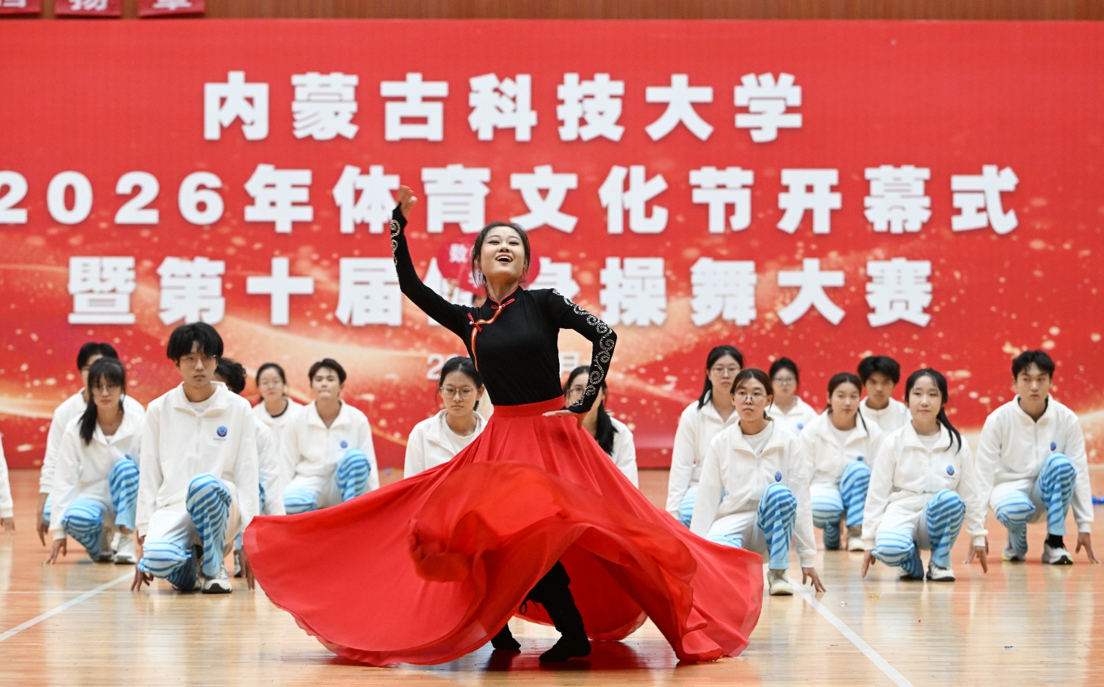 民族舞点燃现场热情。记者