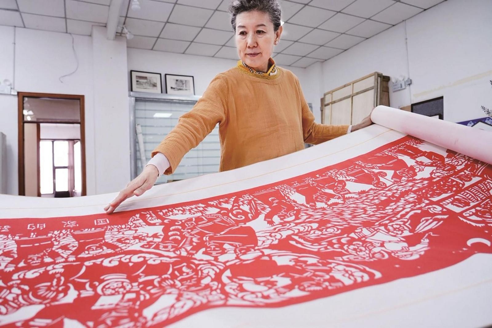 要红霞展示剪纸作品。