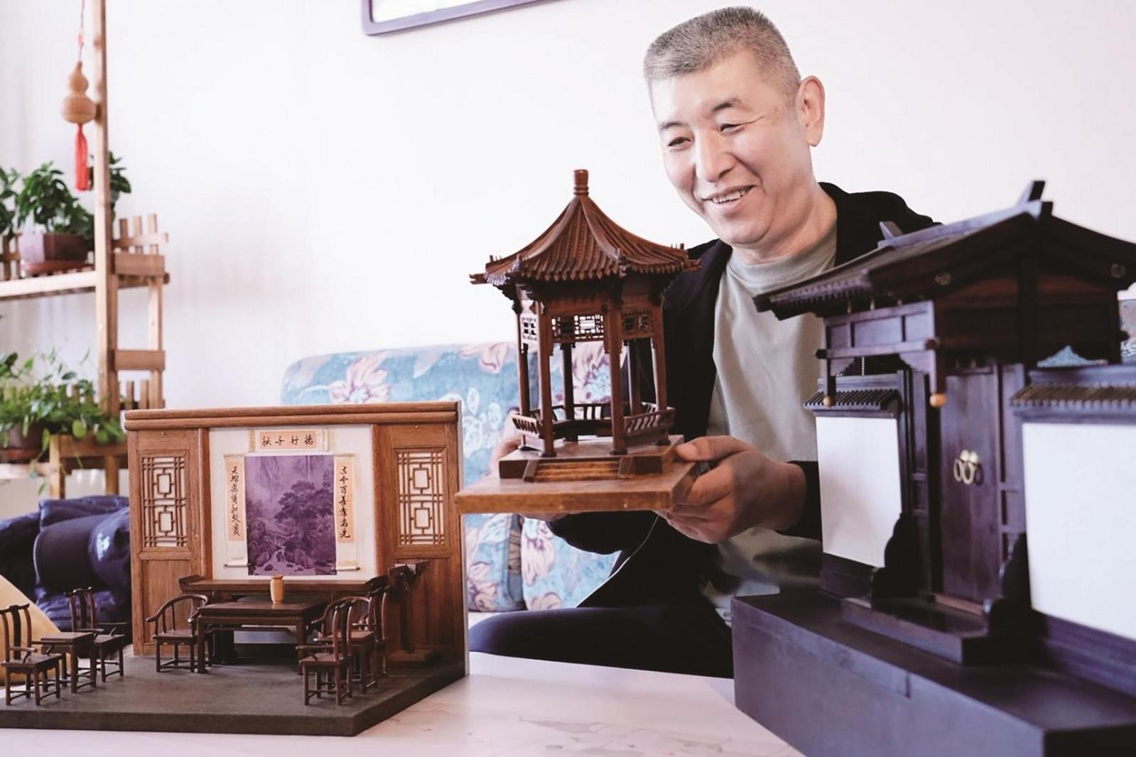 要福正和他的木雕作品。