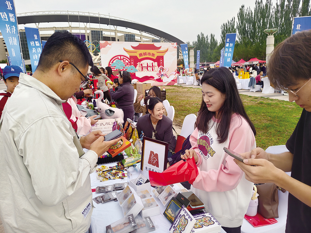 2025年“蒙超”期间，市民游客在特色展区选购商品。
