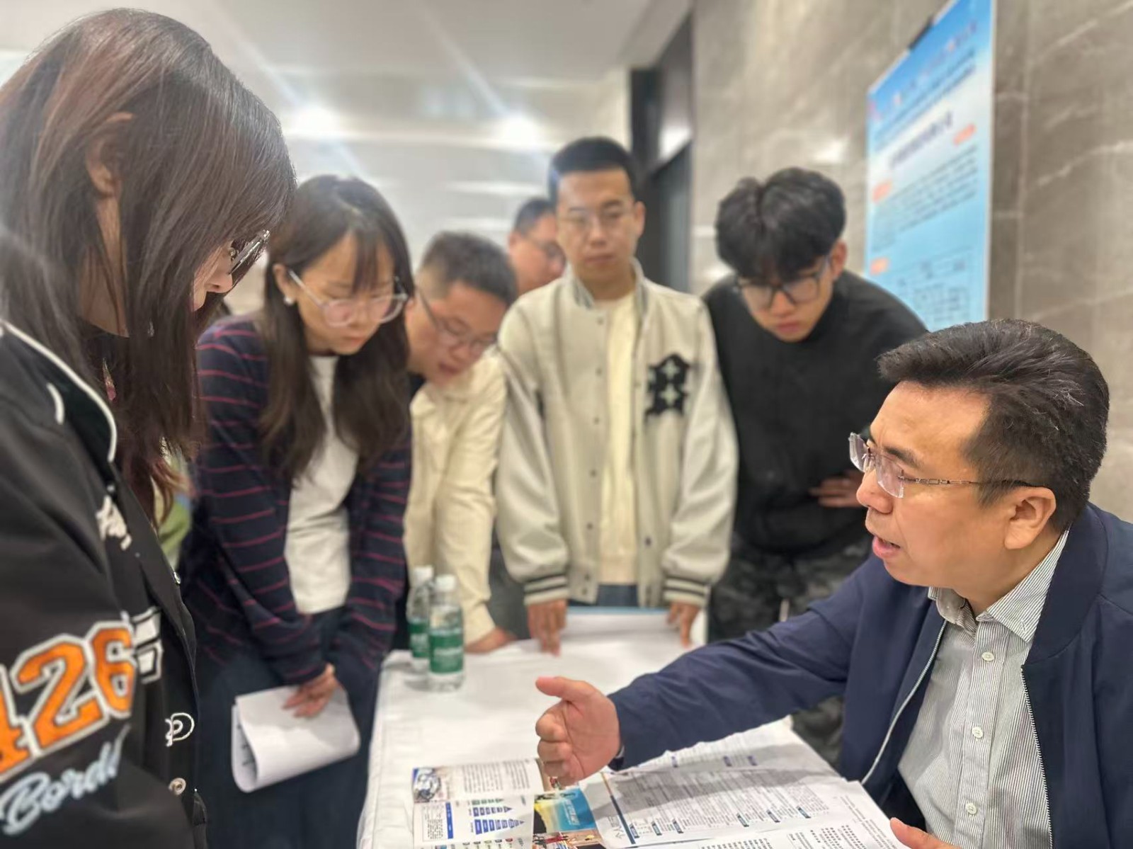 热闹的招聘会现场。