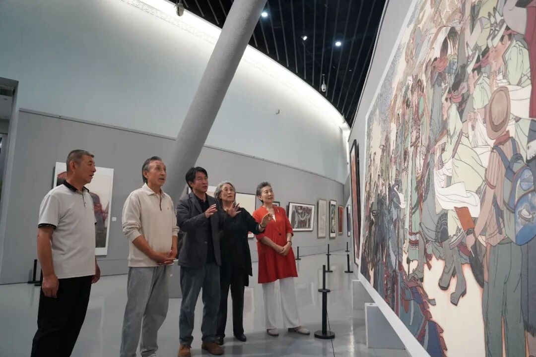 内蒙古美术家协会主席董从民（中）与要氏四姐弟探讨作品。记者