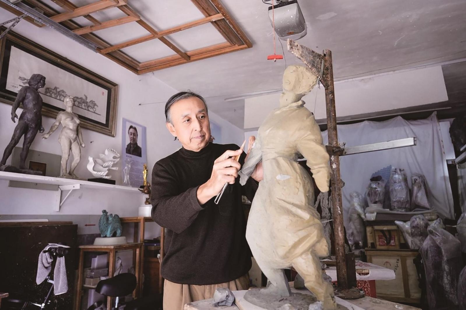 要鸿鹏修改雕塑作品。