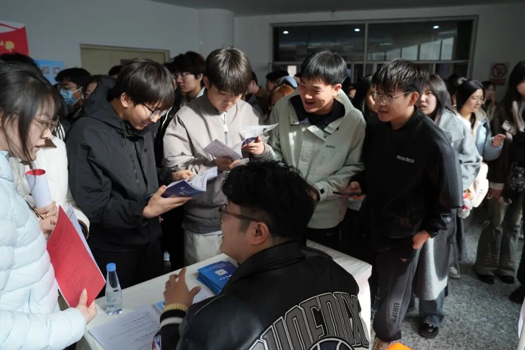 学子求职心切,企业求贤若渴