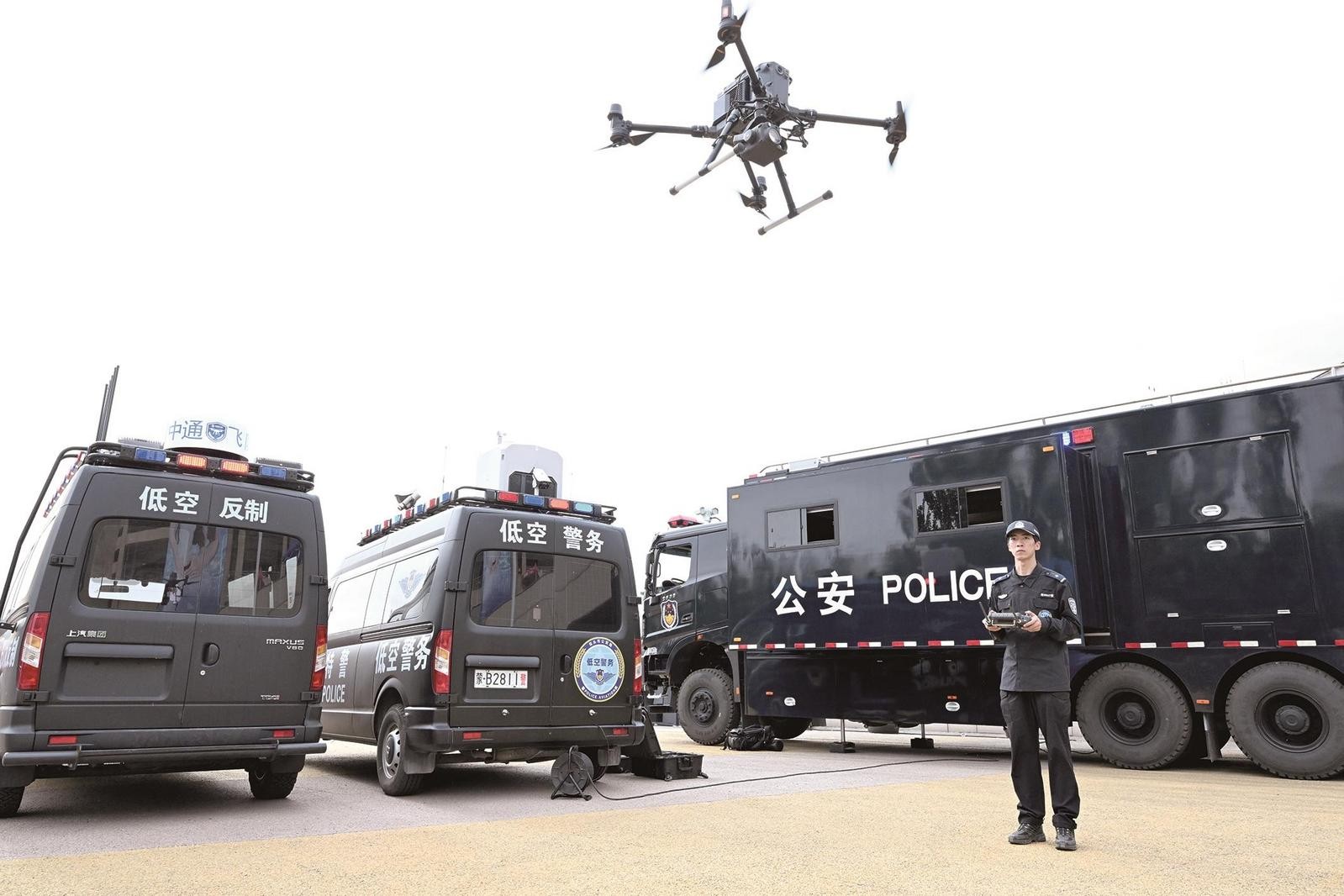 公安民警现场用无人机巡控。