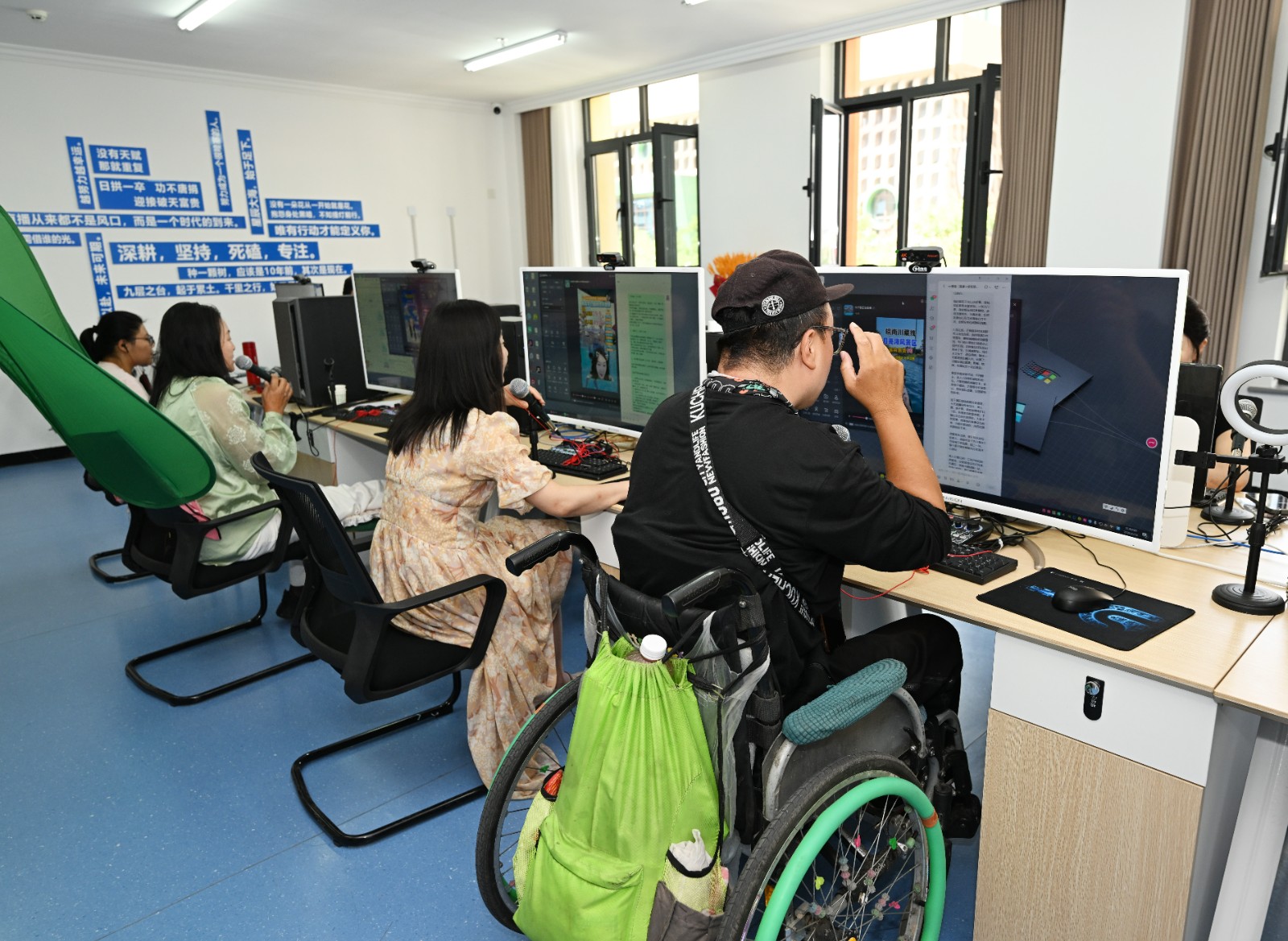基地内，一直播运营团队正在忙碌着。记者