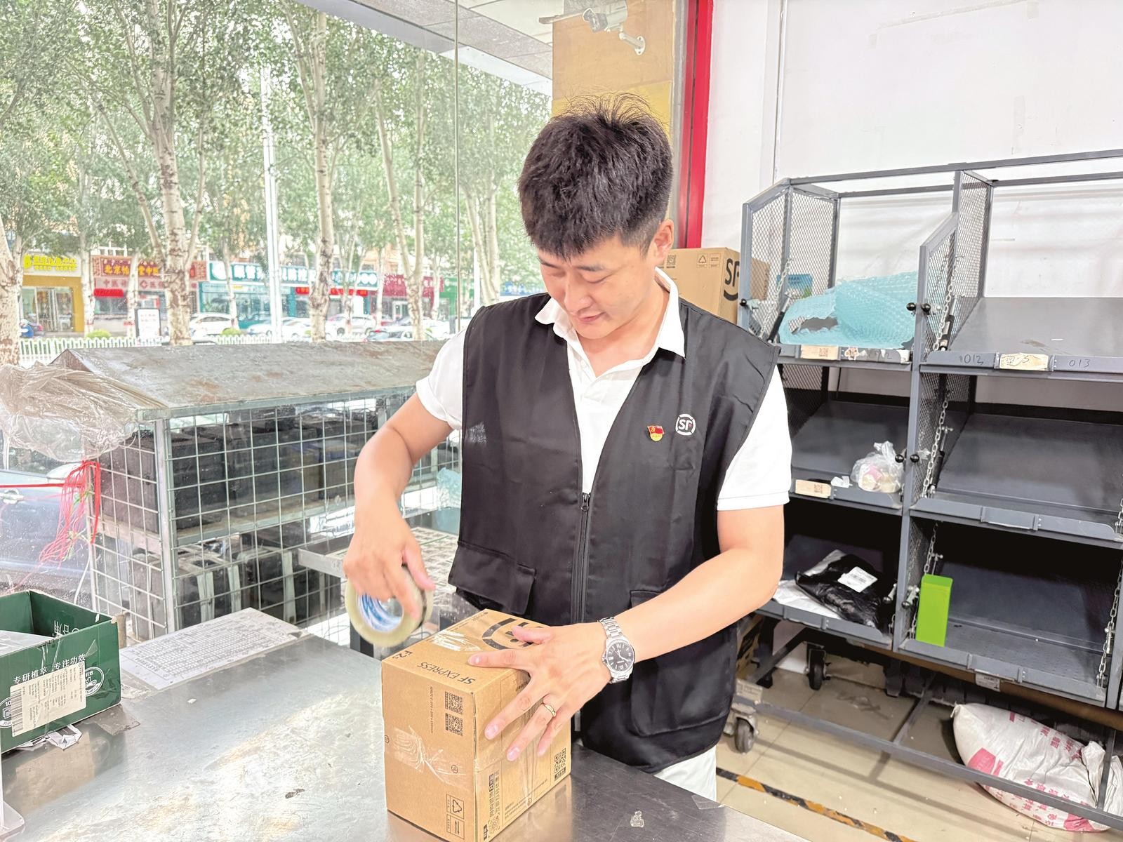 打包快递的彭展