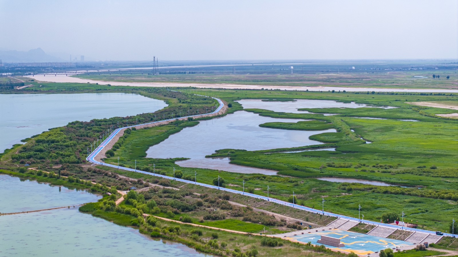 昭君湖湿地与黄河遥相呼应，构成一幅绿色生(7181529)-20260625095338