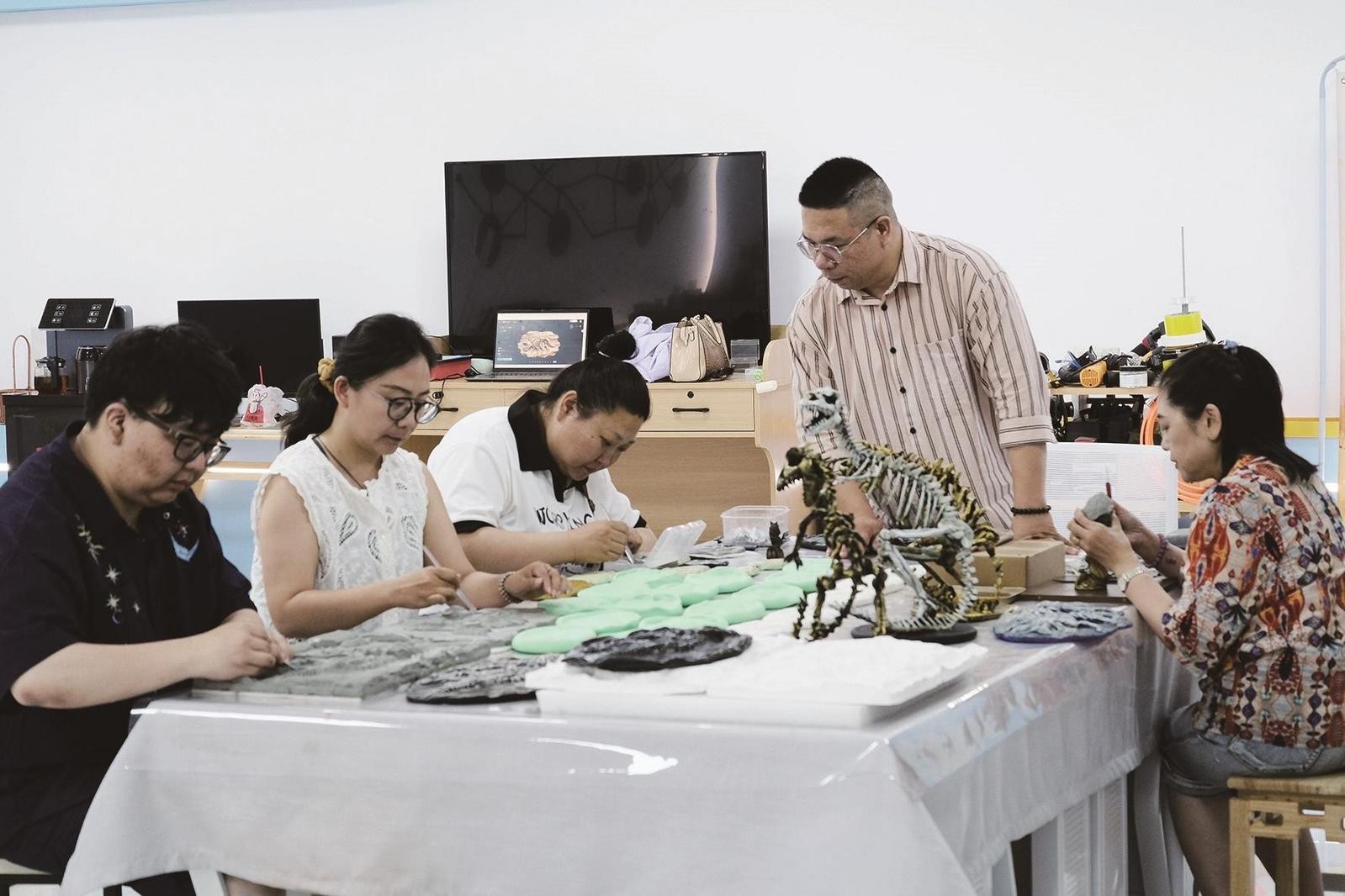 王月鹏课上指导学员。