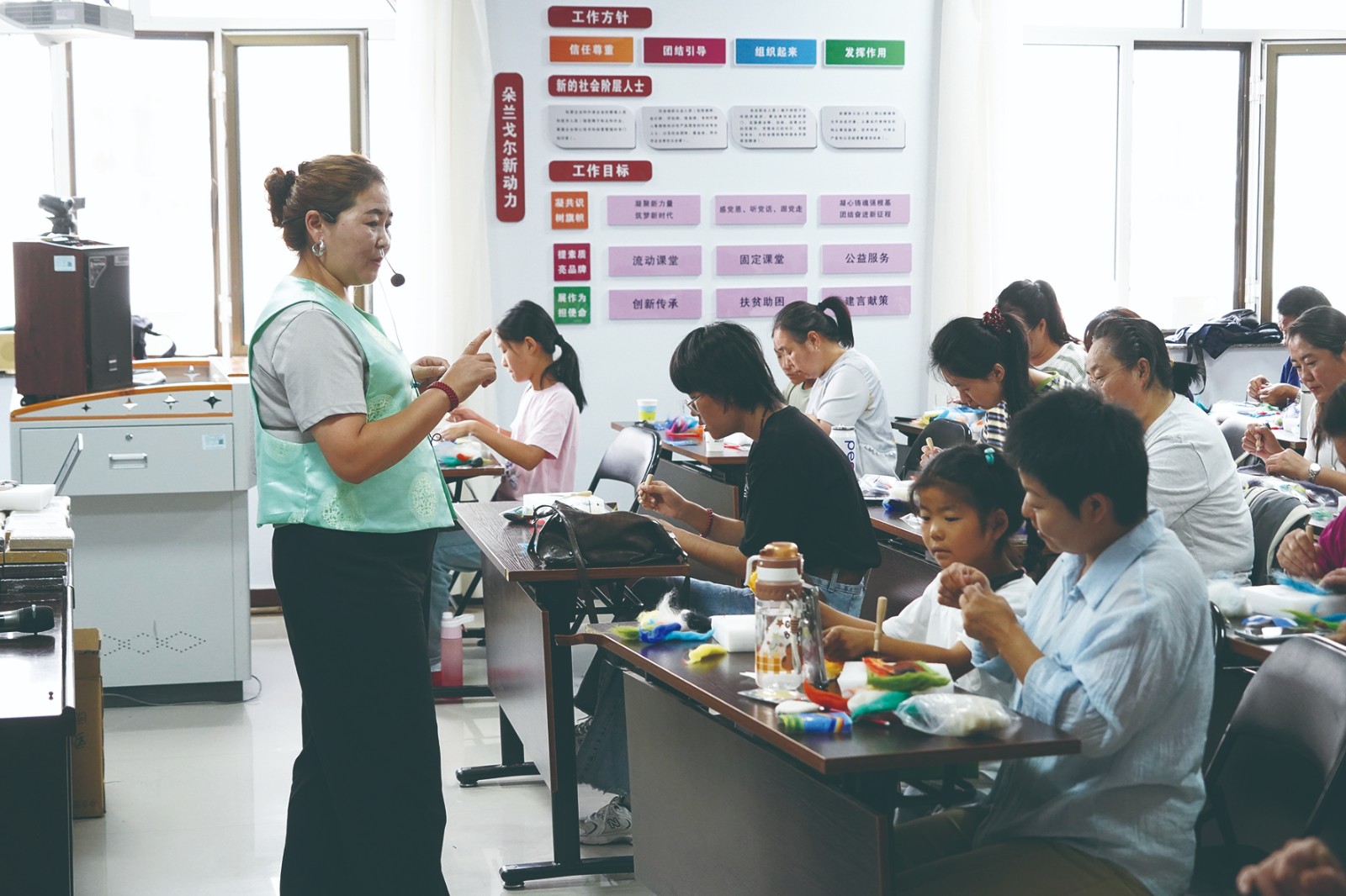 （铸牢）指尖传技艺