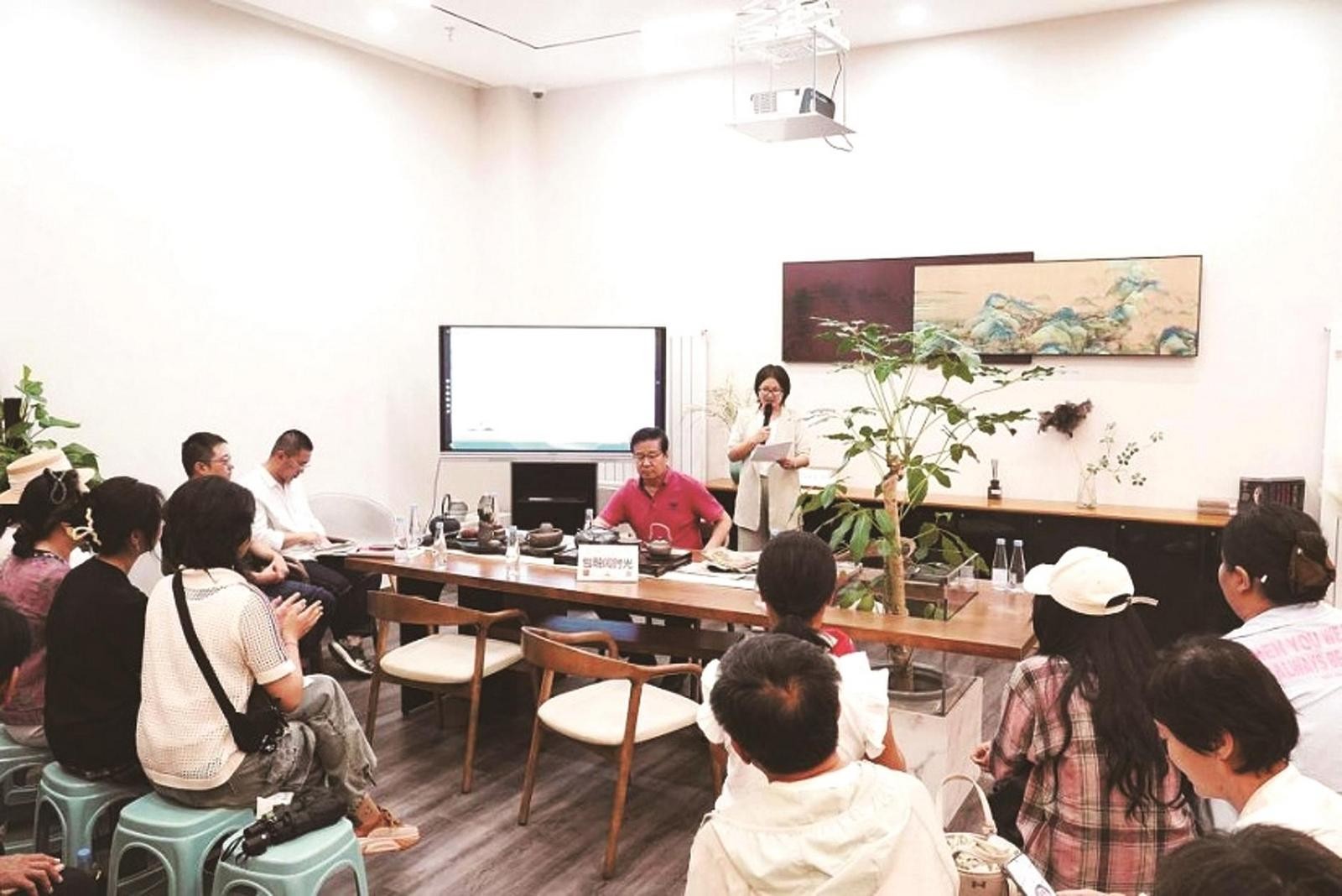 读书会活动丰富市民文化生活。