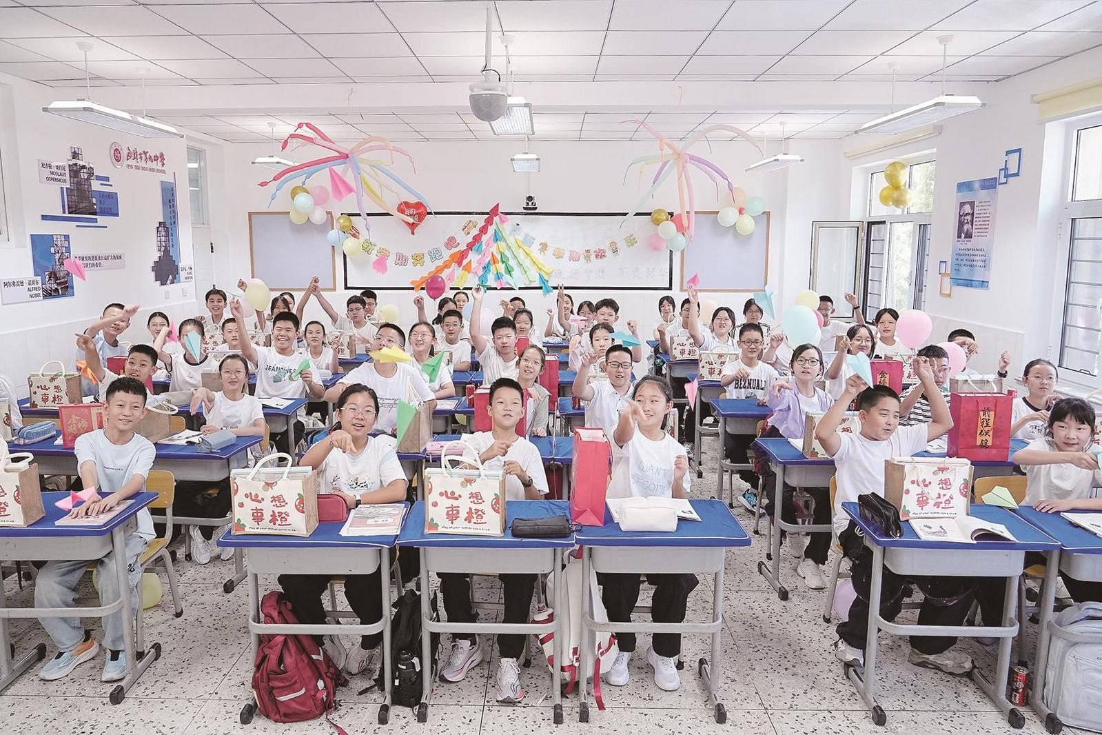 开学首日，包头市第九中学初一新生手持伴手礼，以饱满热情开启全新的学习旅程。记者