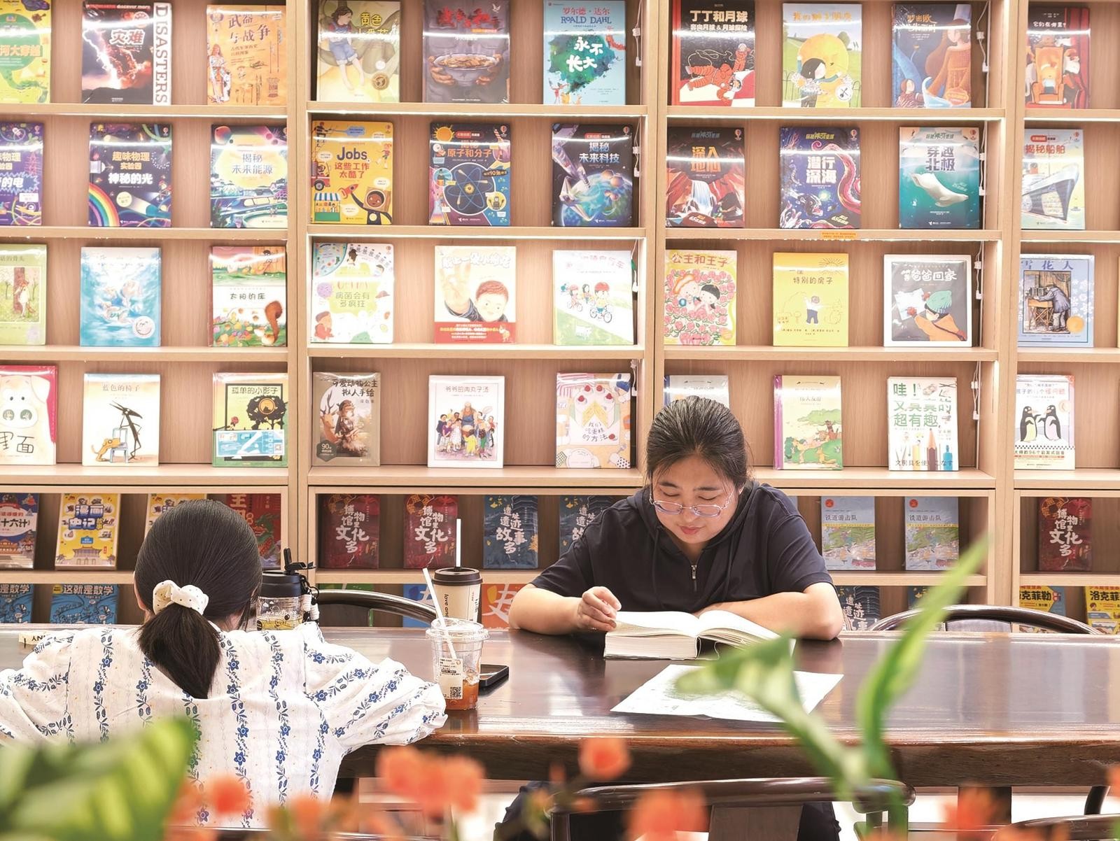市民在鹿城阅立方静心阅读。
