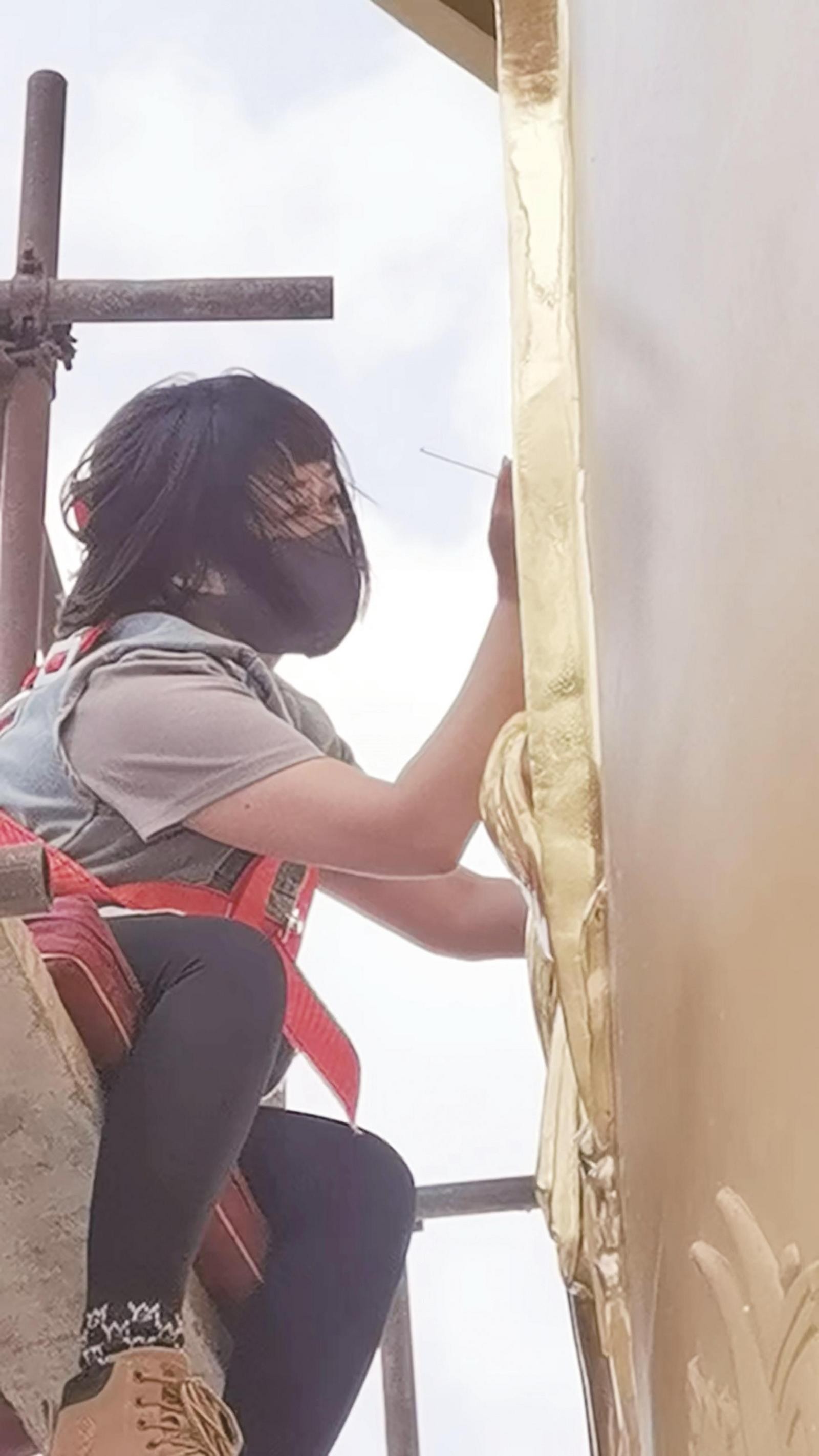 朵兰修复古建筑壁画。
